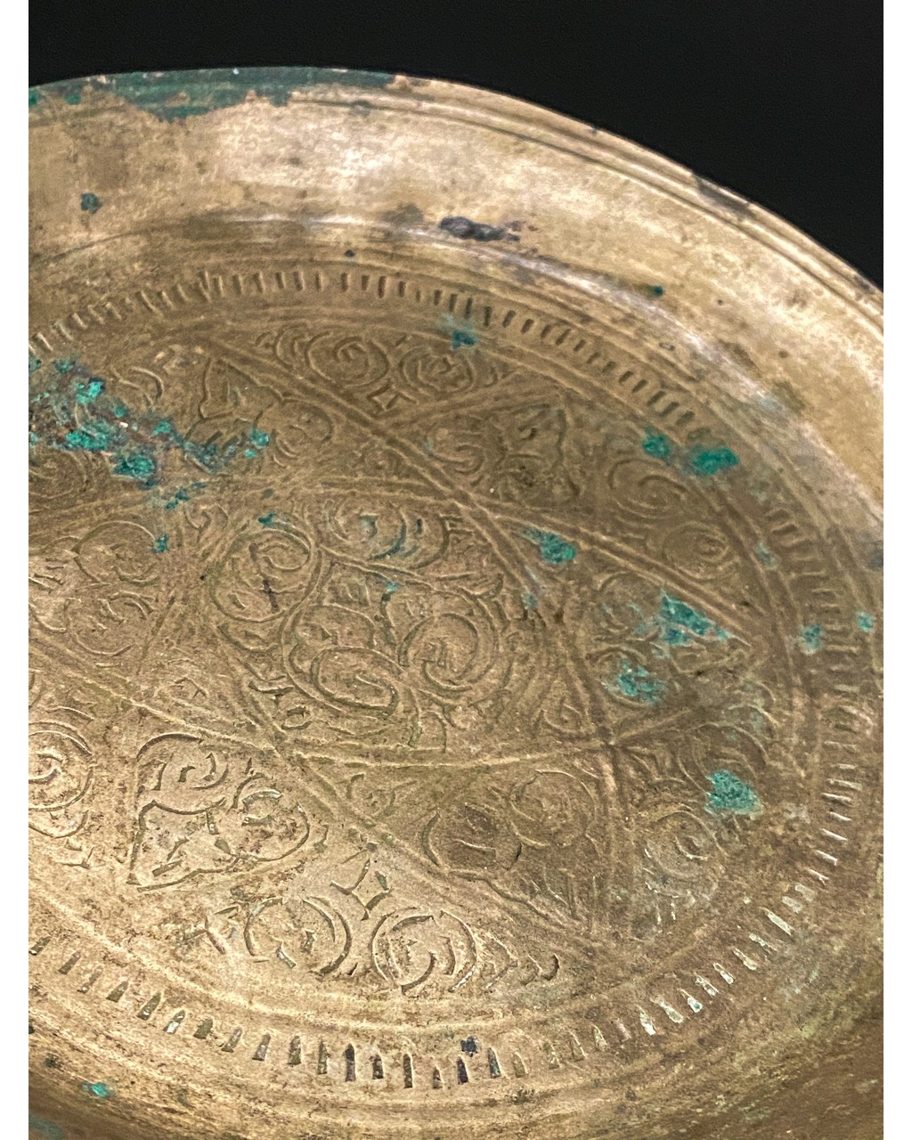 ISLAMIC, SELJUK BRONZE PLATE WITH GEOMETRIC DESIGNS - Image 6 of 6