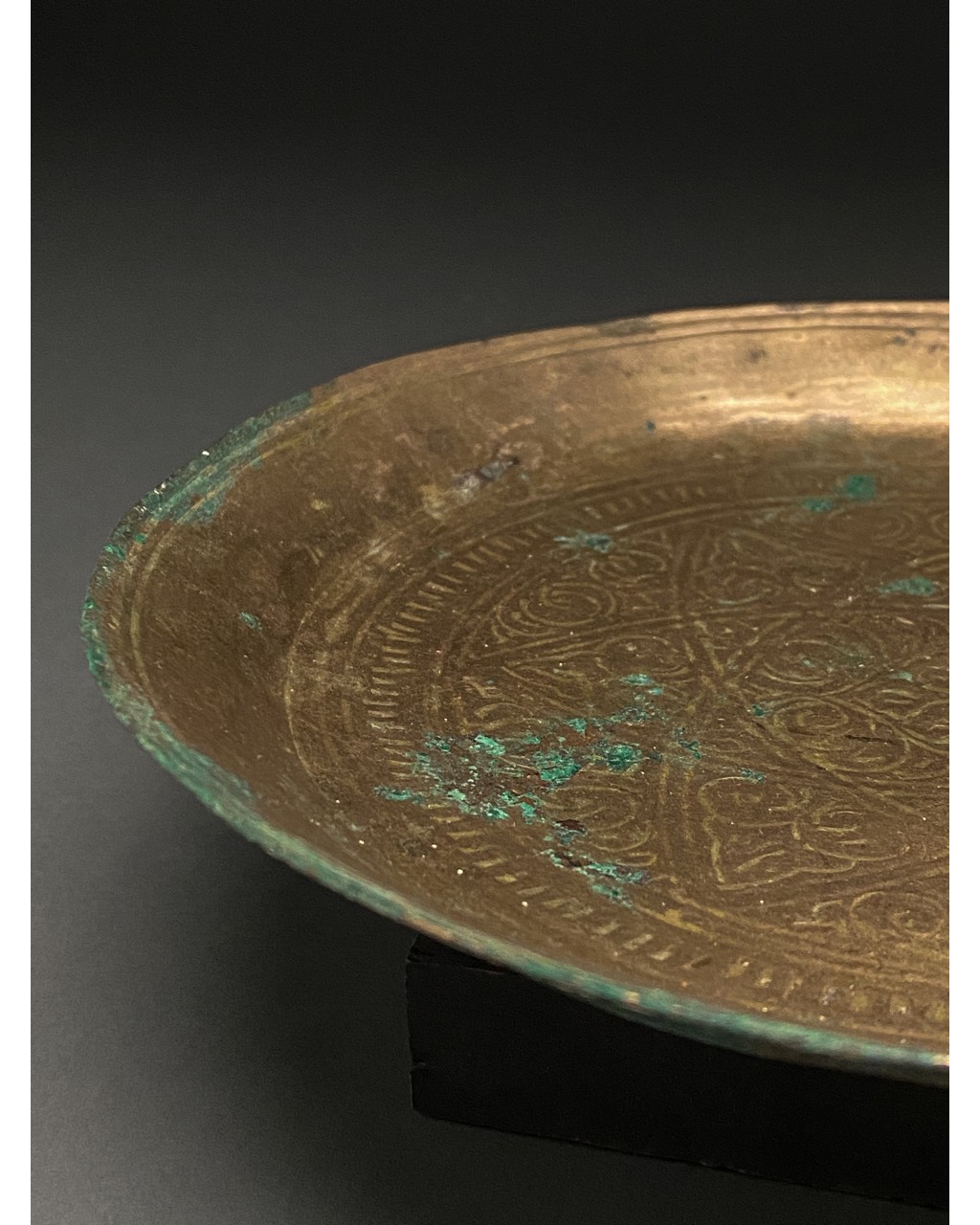 ISLAMIC, SELJUK BRONZE PLATE WITH GEOMETRIC DESIGNS - Image 4 of 6