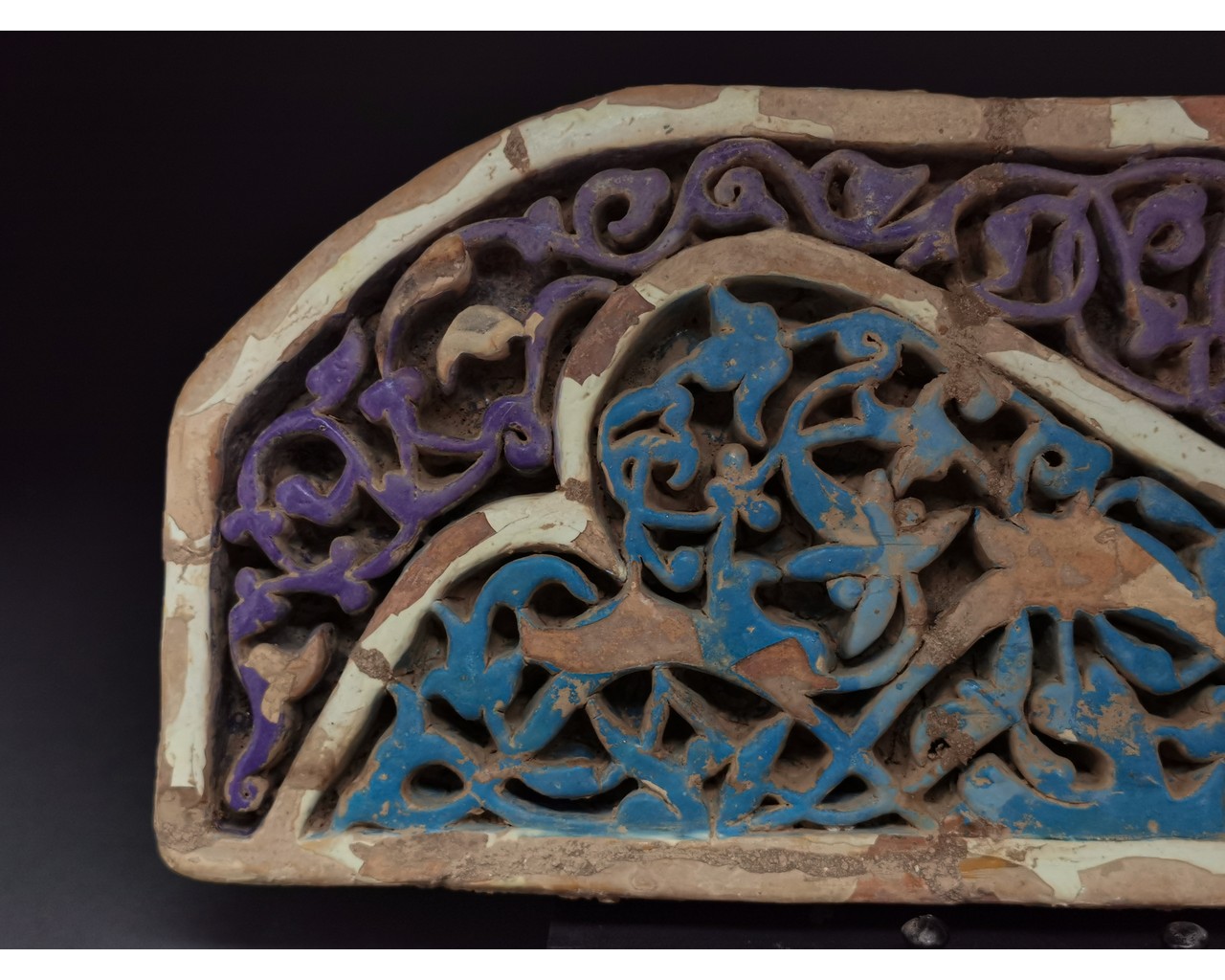 ISLAMIC, SELJUK GLAZED POTTERY TILE WITH DECORATION - Image 4 of 5