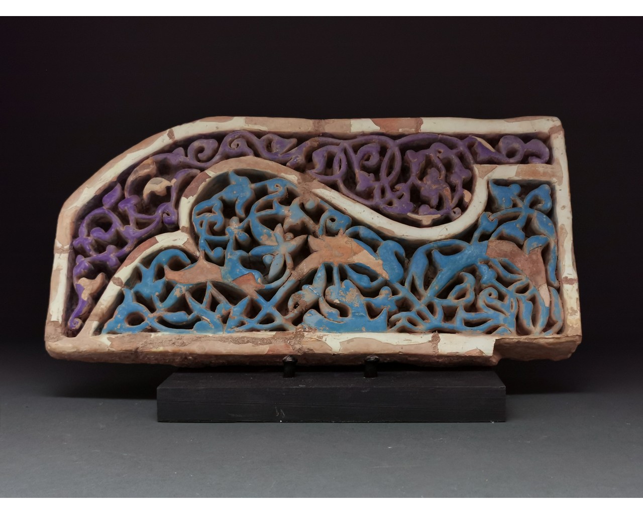 ISLAMIC, SELJUK GLAZED POTTERY TILE WITH DECORATION