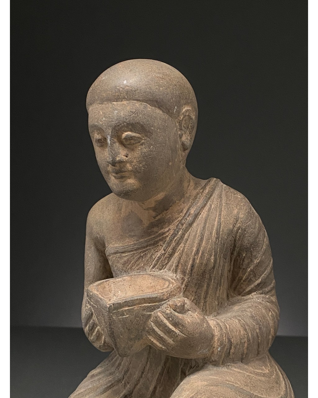 GANDHARA SCHIST STONE FIGURE OF KNEELING WORSHIPER - Image 5 of 6