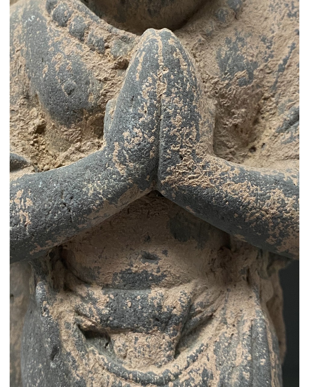 GANDHARA SCHIST STONE FIGURE OF A BUDDHIST WORSHIPER - Image 9 of 12