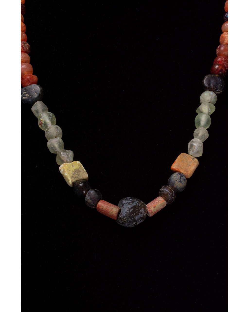 ROMAN GLASS AND STONE BEADED NECKLACE - Image 4 of 5