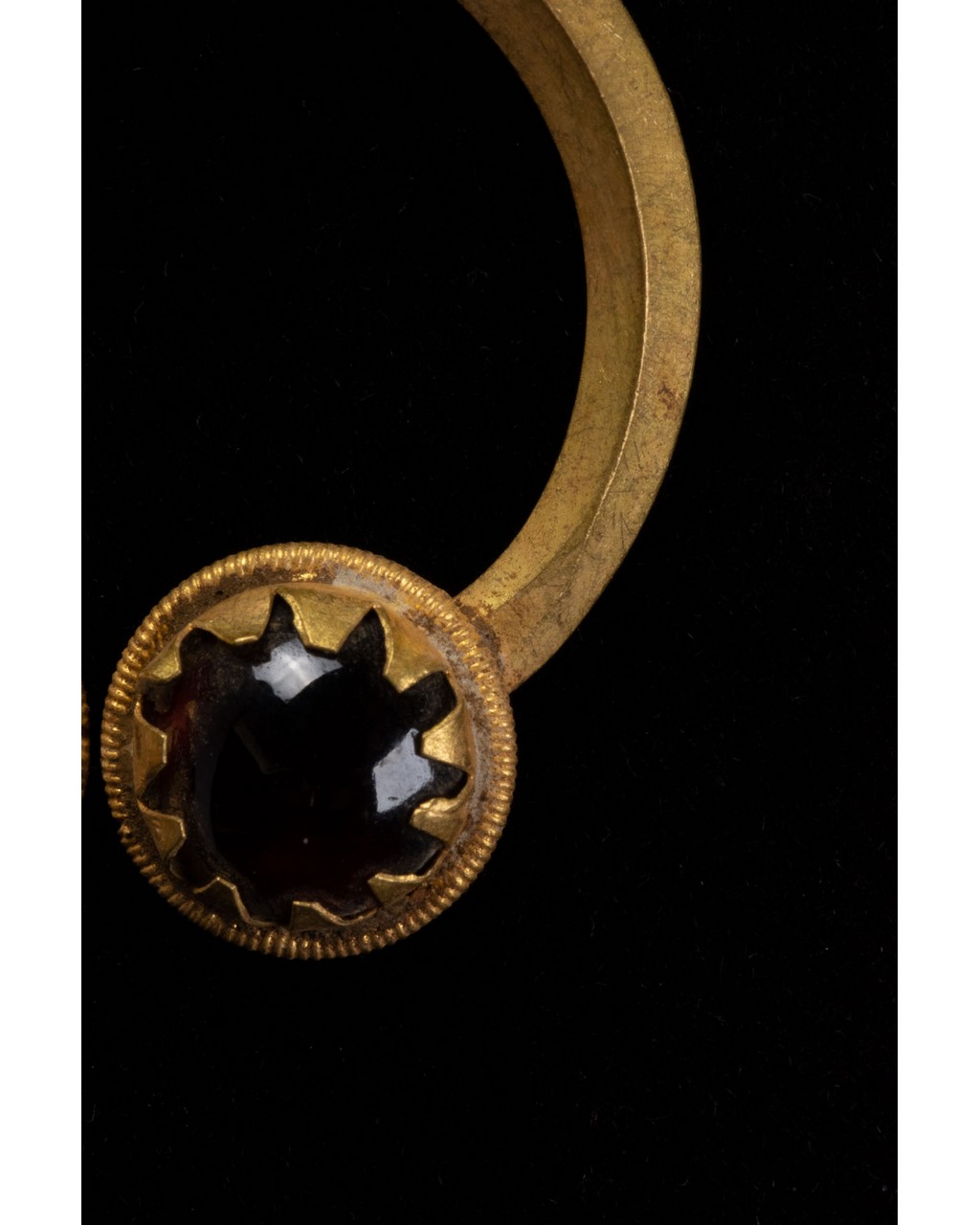 ROMAN GOLD LUNAR MEDALLION WITH GARNET STONES - Image 6 of 6