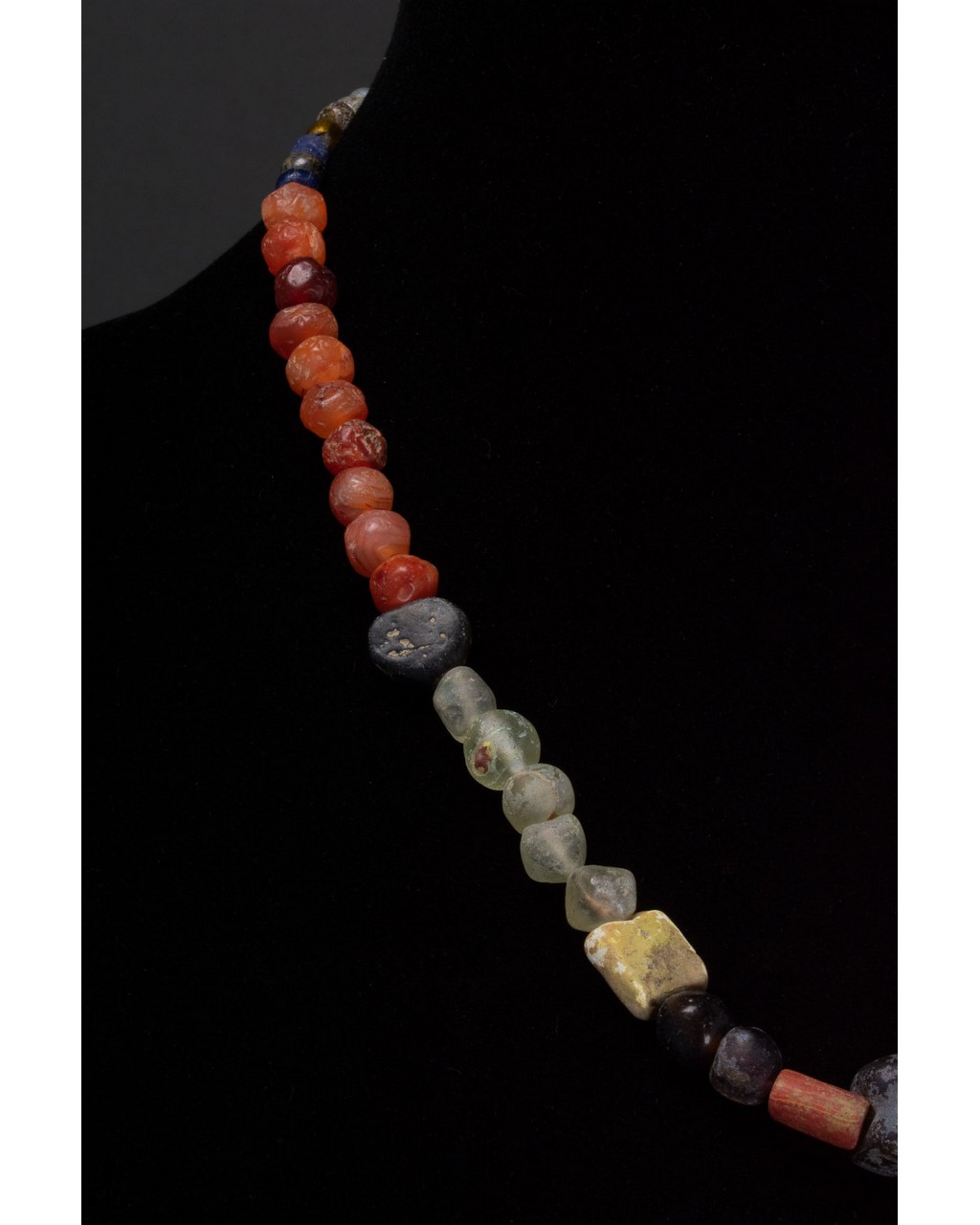 ROMAN GLASS AND STONE BEADED NECKLACE - Image 3 of 5