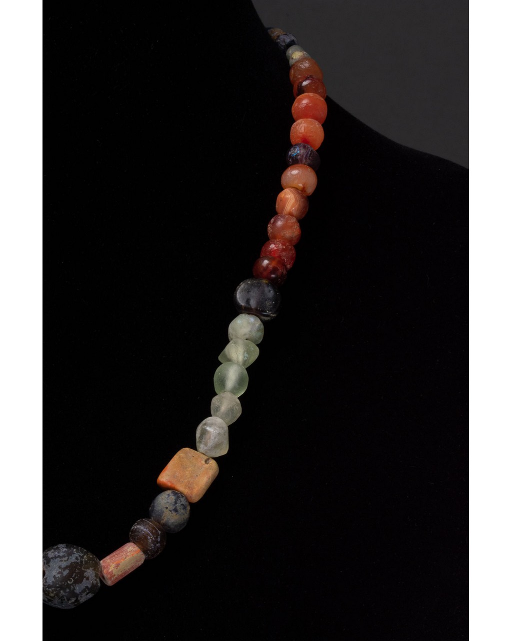 ROMAN GLASS AND STONE BEADED NECKLACE - Image 5 of 5