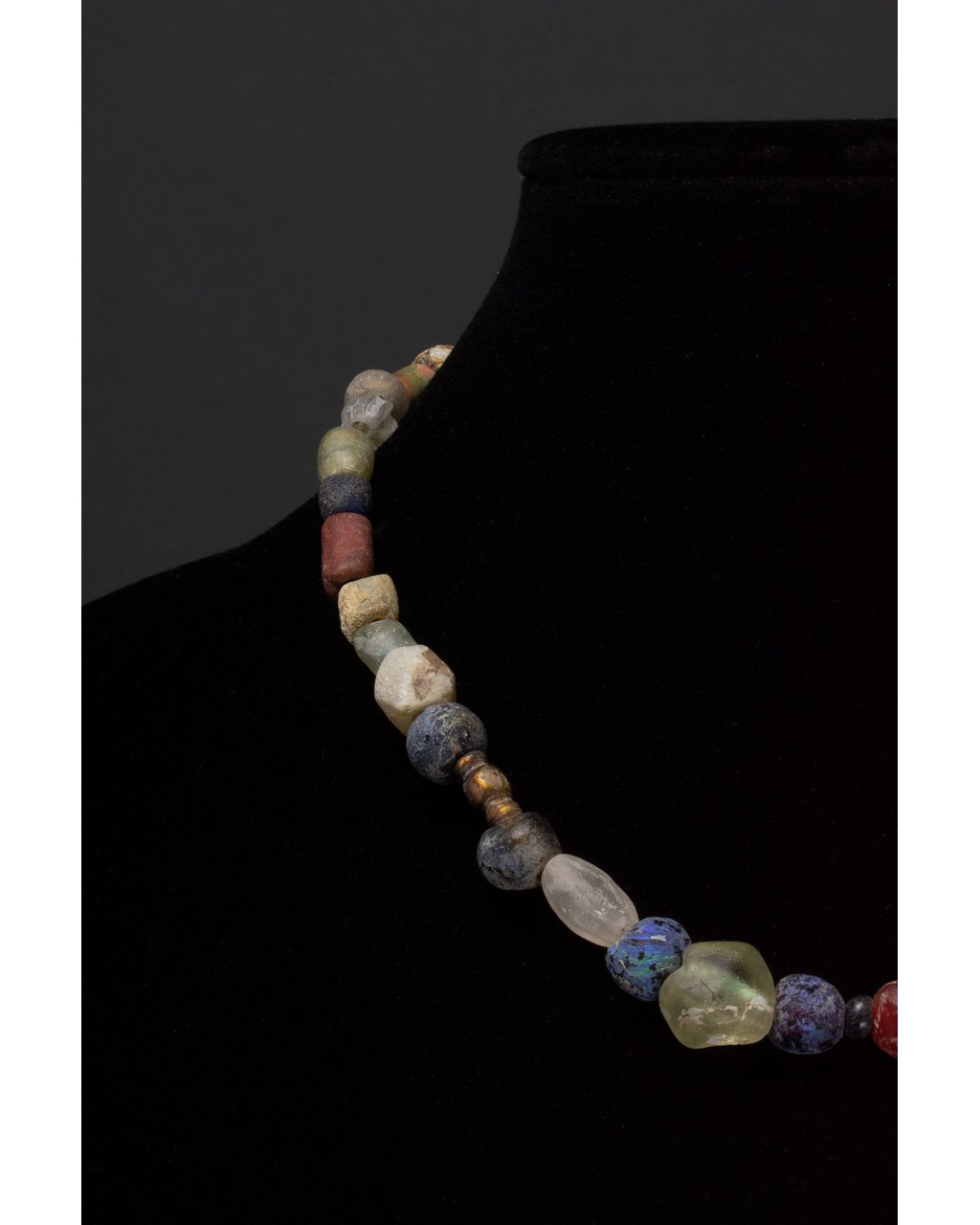 ROMAN GLASS AND STONE BEADED NECKLACE - Image 3 of 5