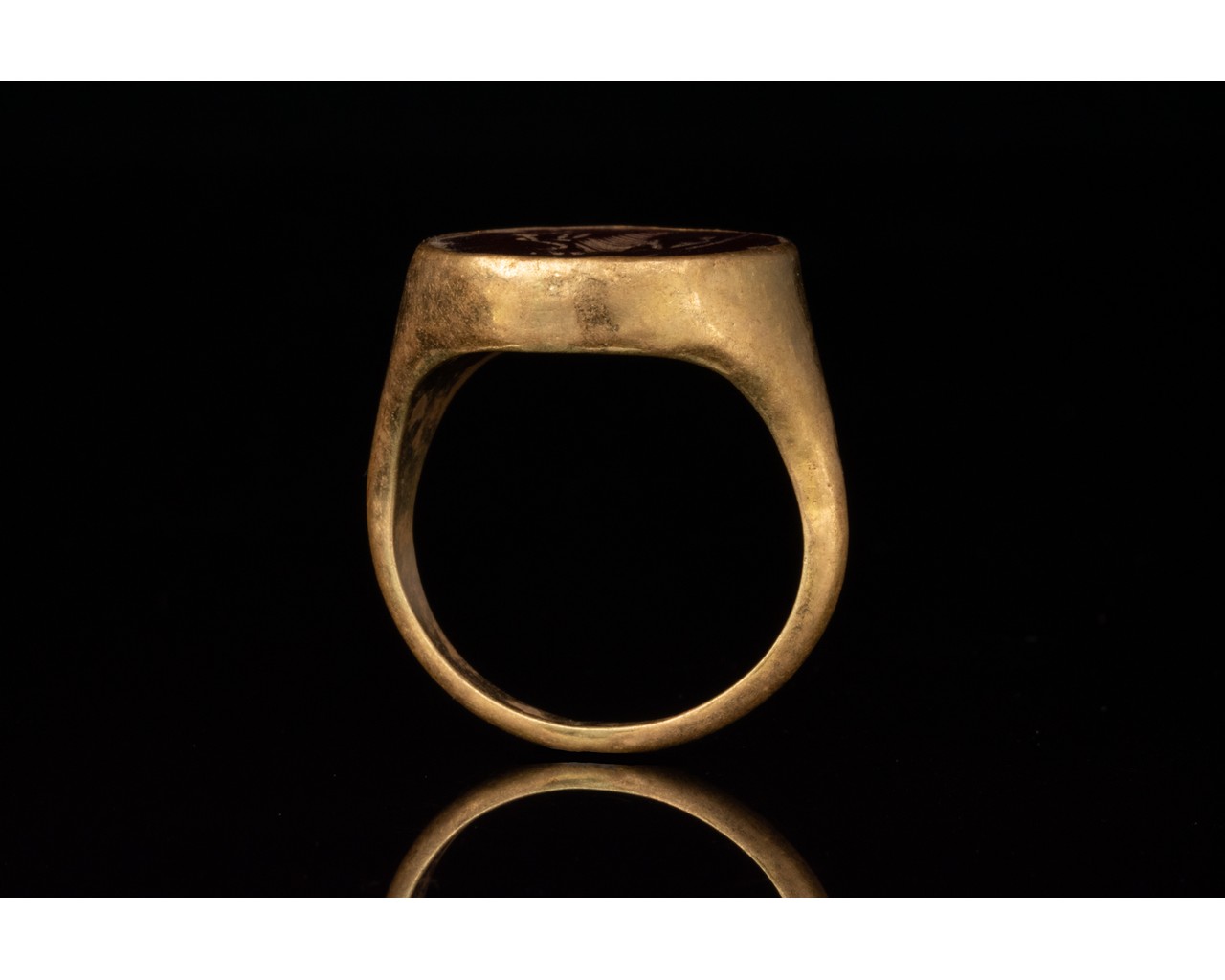 ROMAN GOLD INTAGLIO RING WITH STANDING GODDESS - Image 6 of 6