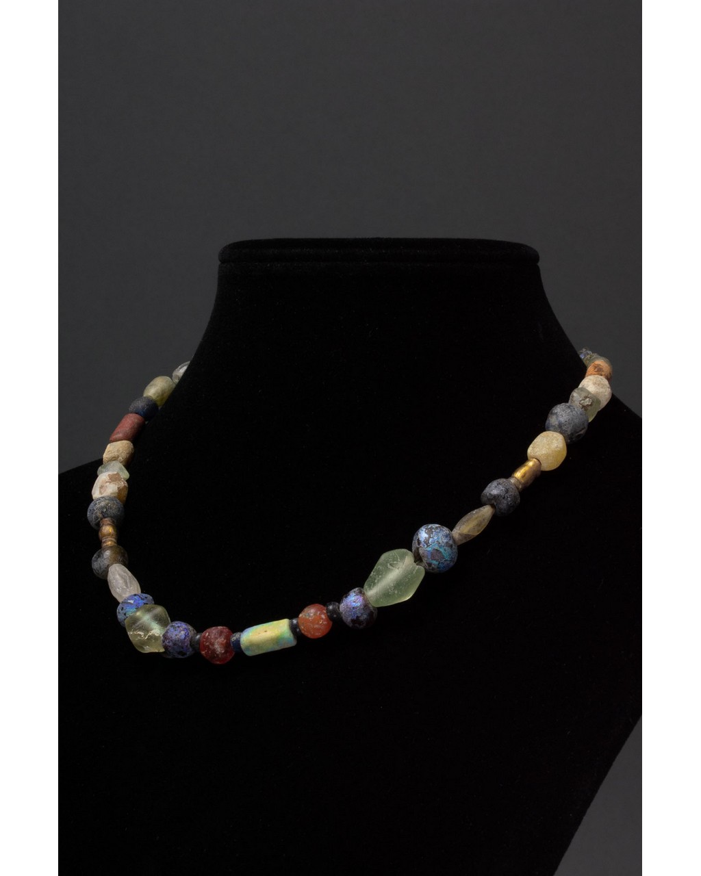 ROMAN GLASS AND STONE BEADED NECKLACE - Image 2 of 5