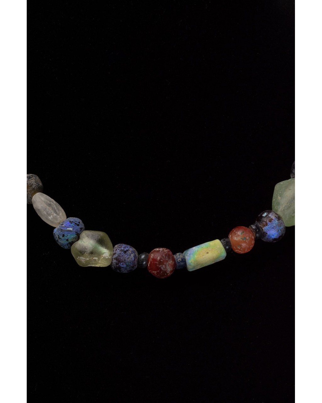 ROMAN GLASS AND STONE BEADED NECKLACE - Image 4 of 5