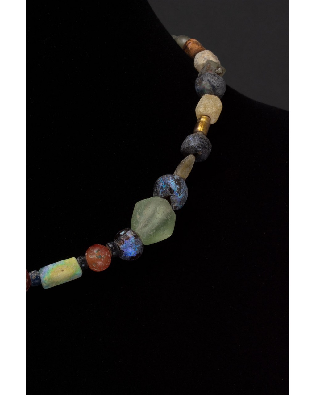 ROMAN GLASS AND STONE BEADED NECKLACE - Image 5 of 5