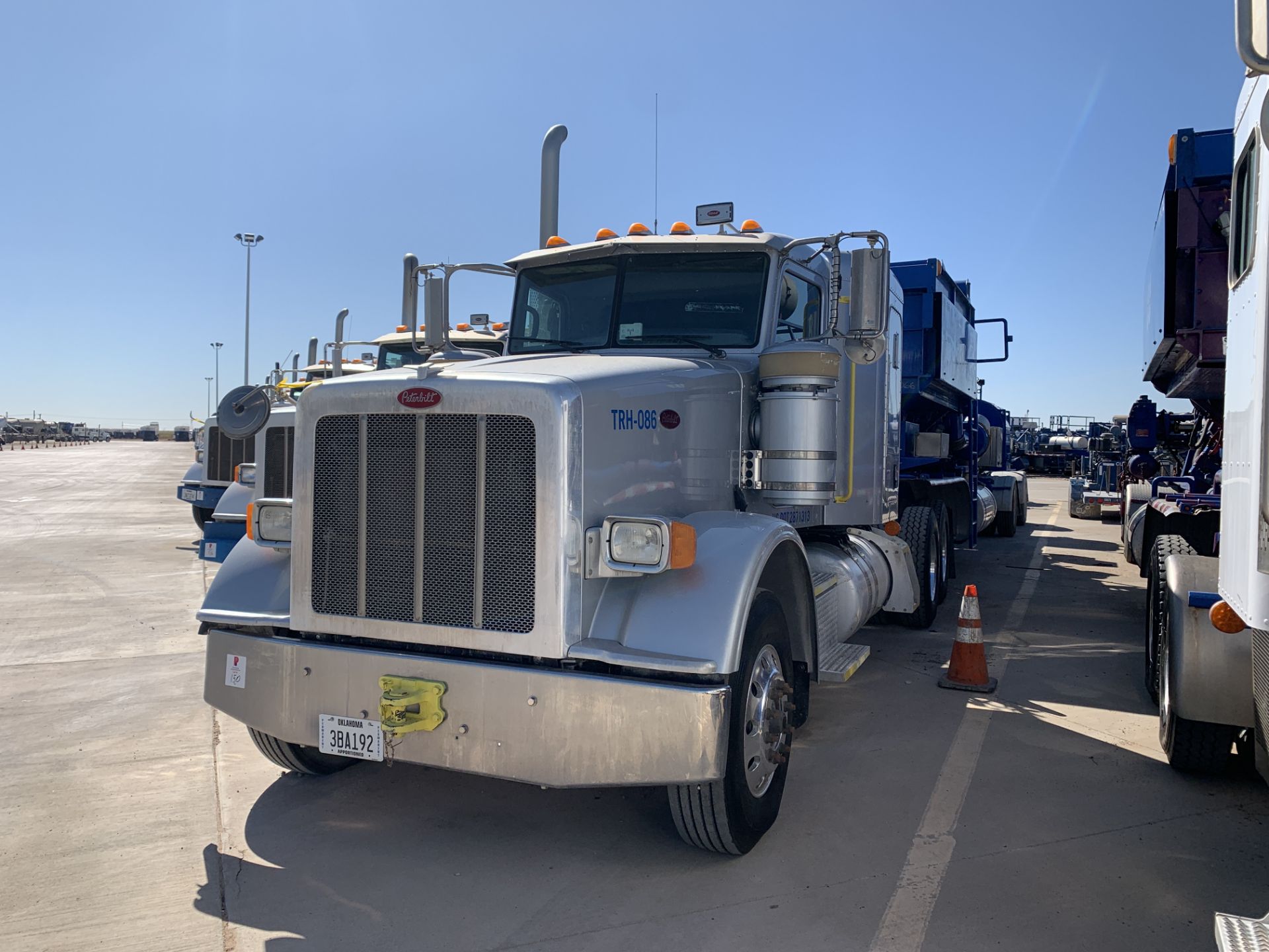 Located in YARD 2 - Odessa, TX (TRH086) (X) 2014 PETERBILT 367 T/A SLEEPER HAUL TRUCK, VIN- - Bild 2 aus 10