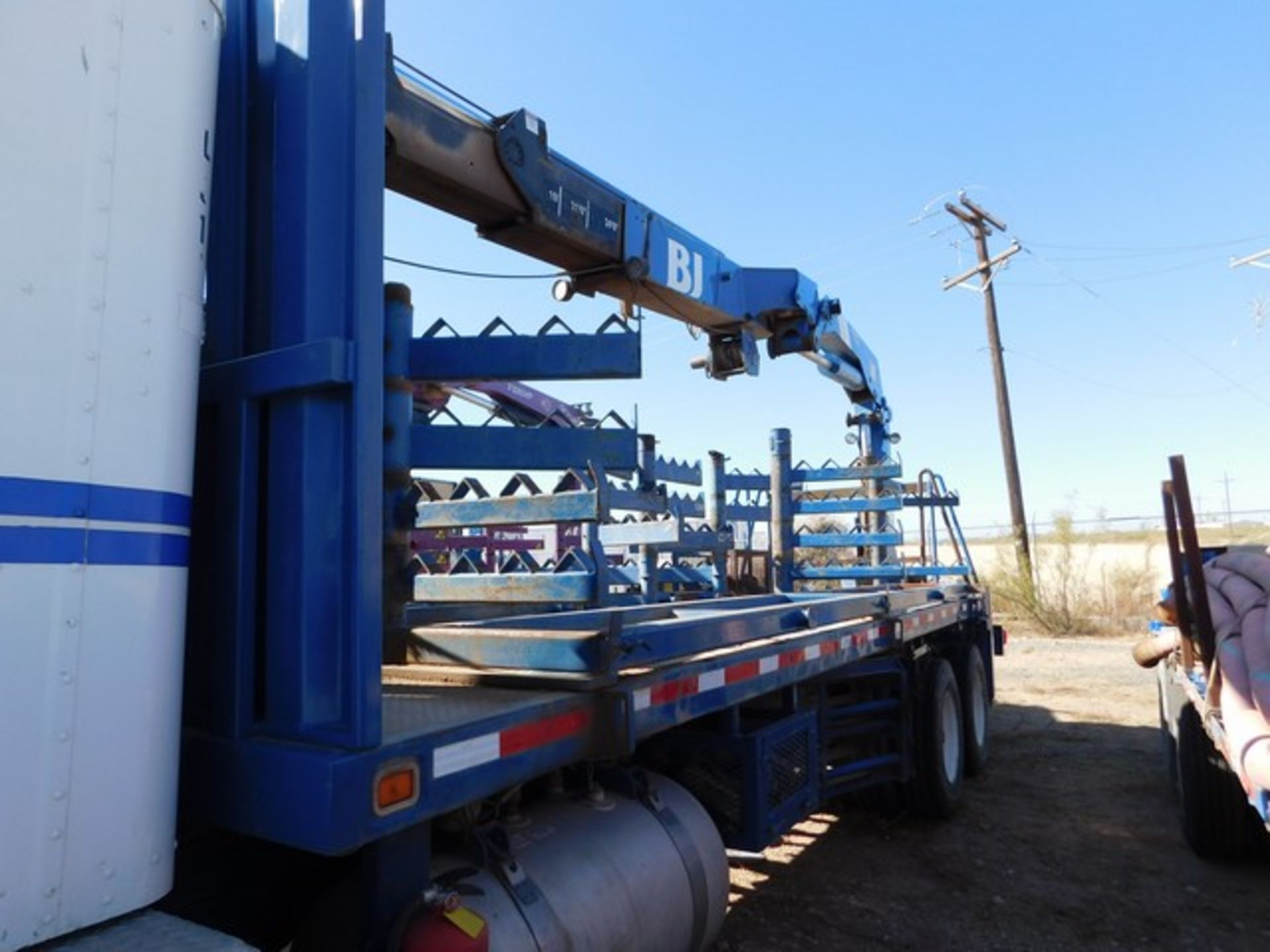 Located in YARD 2 - Odessa, TX (FIB026) (X) 2005 PETERBILT 357 T/A CRANE TRUCK, VIN- - Image 5 of 8