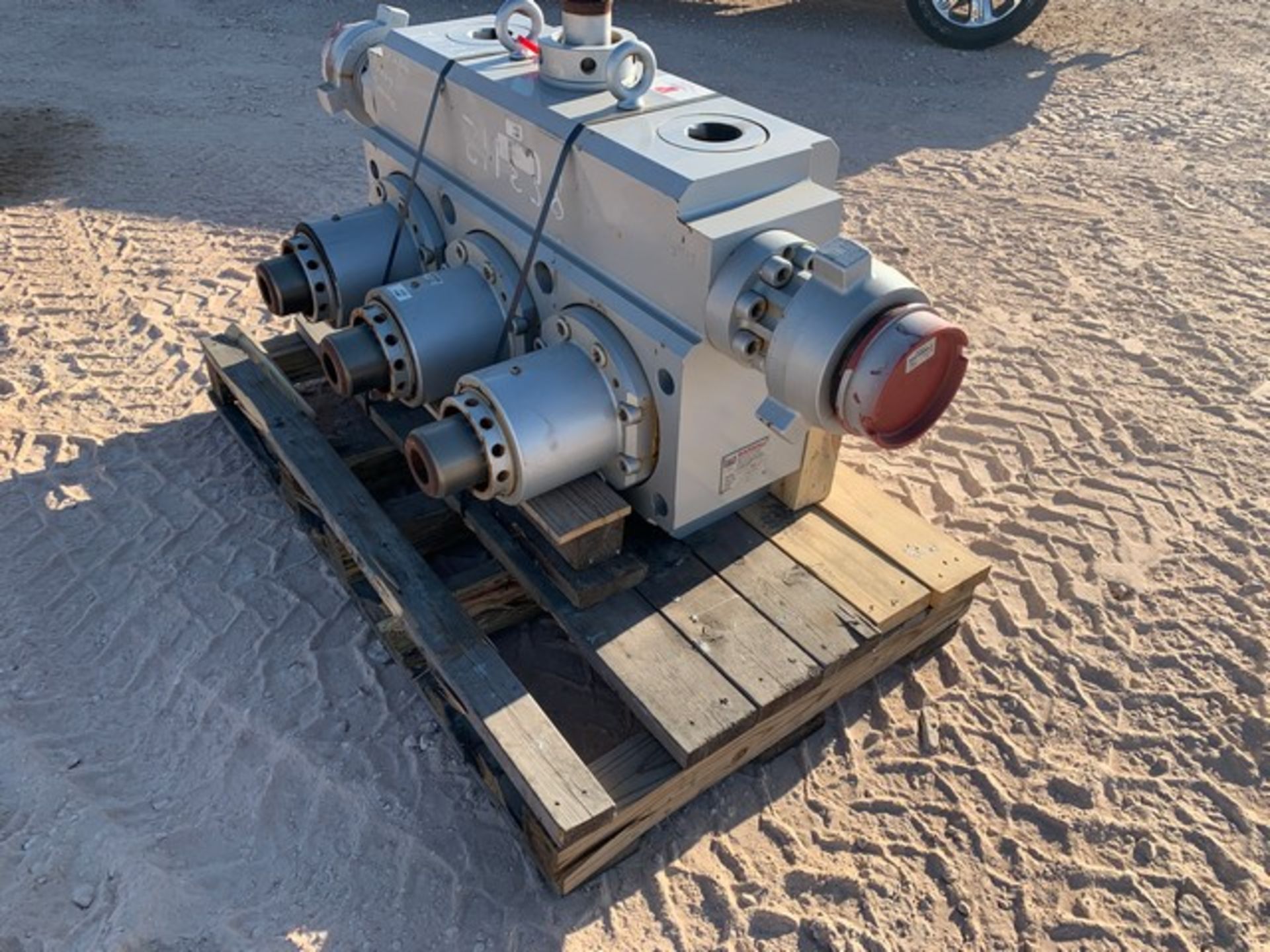 Located in YARD 1 - Midland, TX (6002) WIER SPM MODEL BJS3000 GL TRIPLEX PUMP FLUID END, 10000 WP, - Image 2 of 3