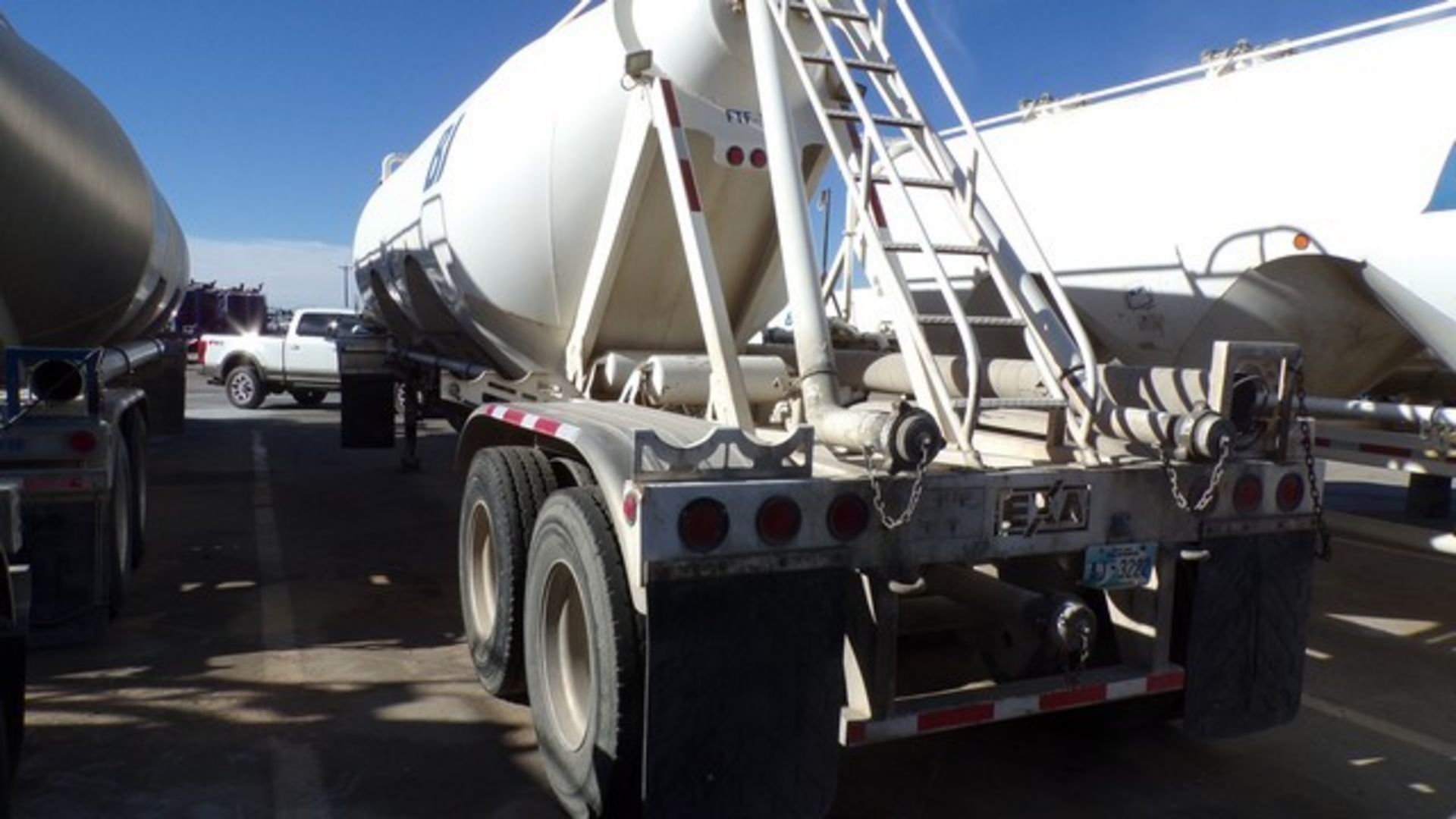 Located in YARD 2 - Odessa, TX (FTF154) 2015 EXA INDUSTRIES T/A 3 COMPARTMENT 1000CF PNEMATIC BULK - Image 3 of 4