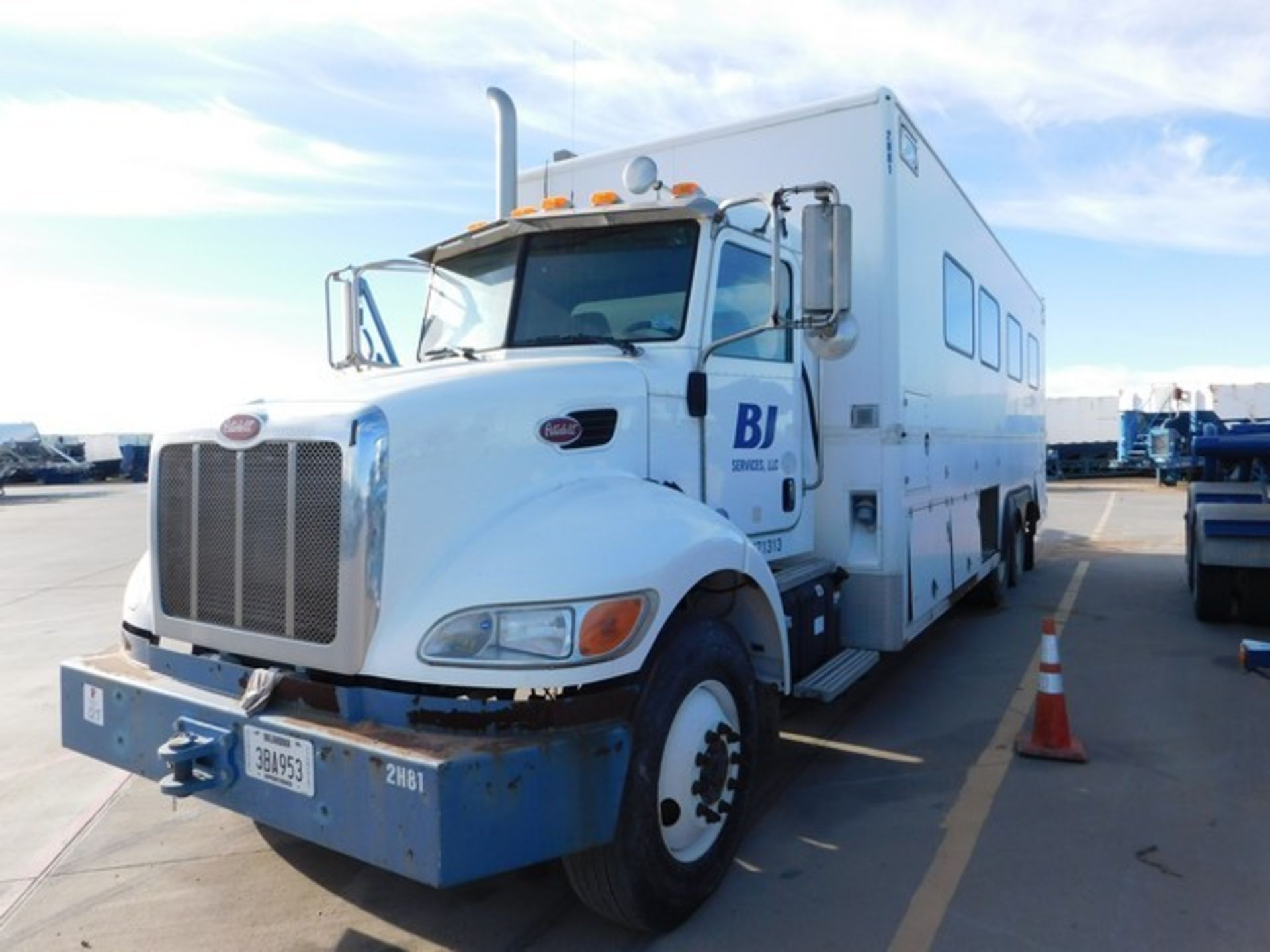 Located in YARD 2 - Odessa, TX (FDB054) (X) 2012 PETERBILT 348 T/A FRAC DATA VAN TRUCK, VIN- - Image 2 of 11