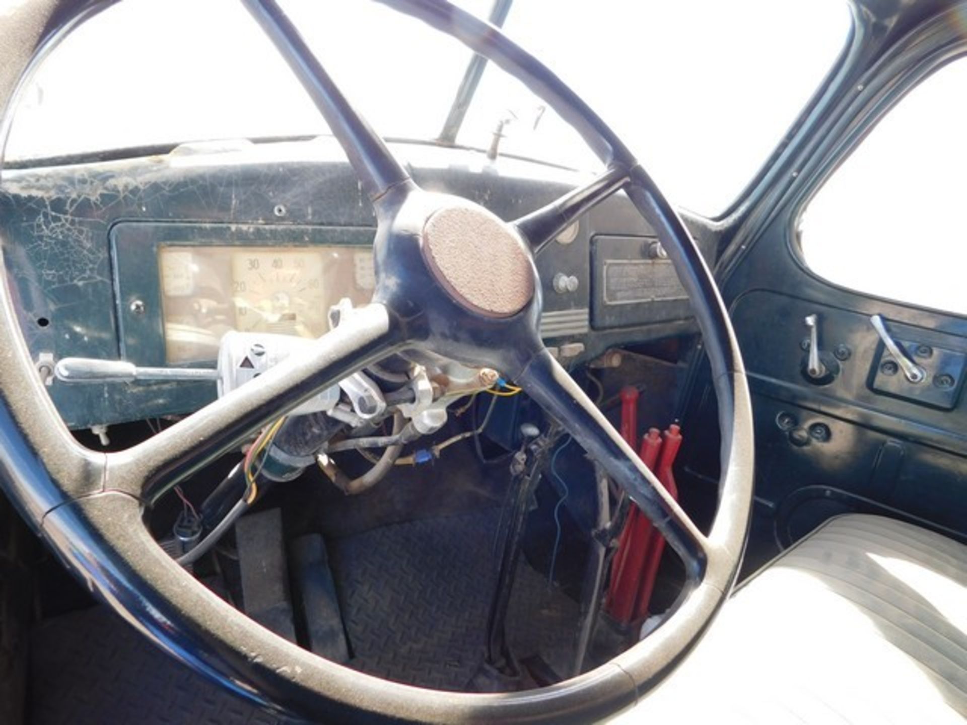 Located in YARD 1 - Midland, TX (X) 1938 INTERNATIONAL KB8 S/A DUAL WHEEL WINCH TRUCK, P/B 6 CYL GAS - Image 3 of 9