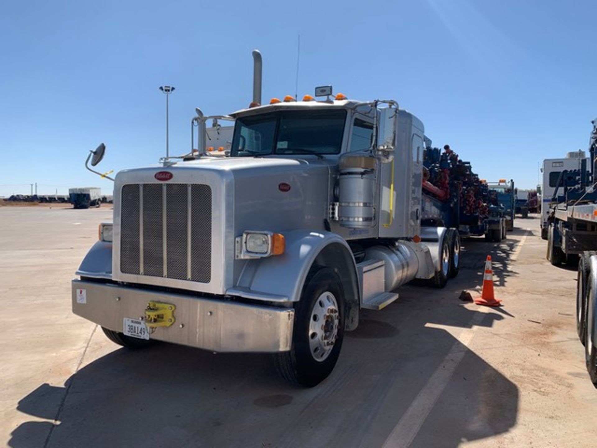 Located in YARD 2 - Odessa, TX (TRH043) (X) 2014 PETERBILT 367 T/A SLEEPER HAUL TRUCK, VIN- - Bild 2 aus 10