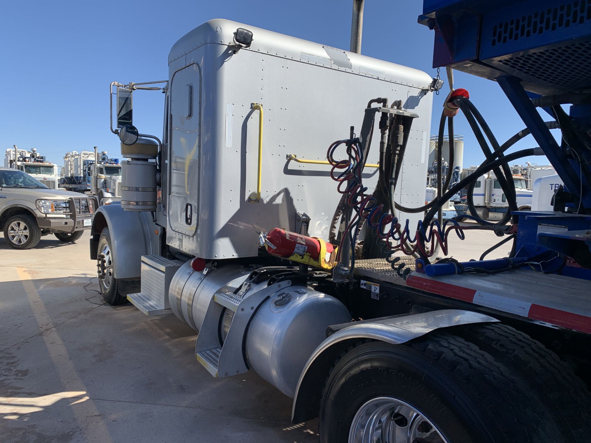 Located in YARD 2 - Odessa, TX (TRH024) (X) 2013 PETERBILT 367 T/A SLEEPER HAUL TRUCK, VIN- - Bild 4 aus 12