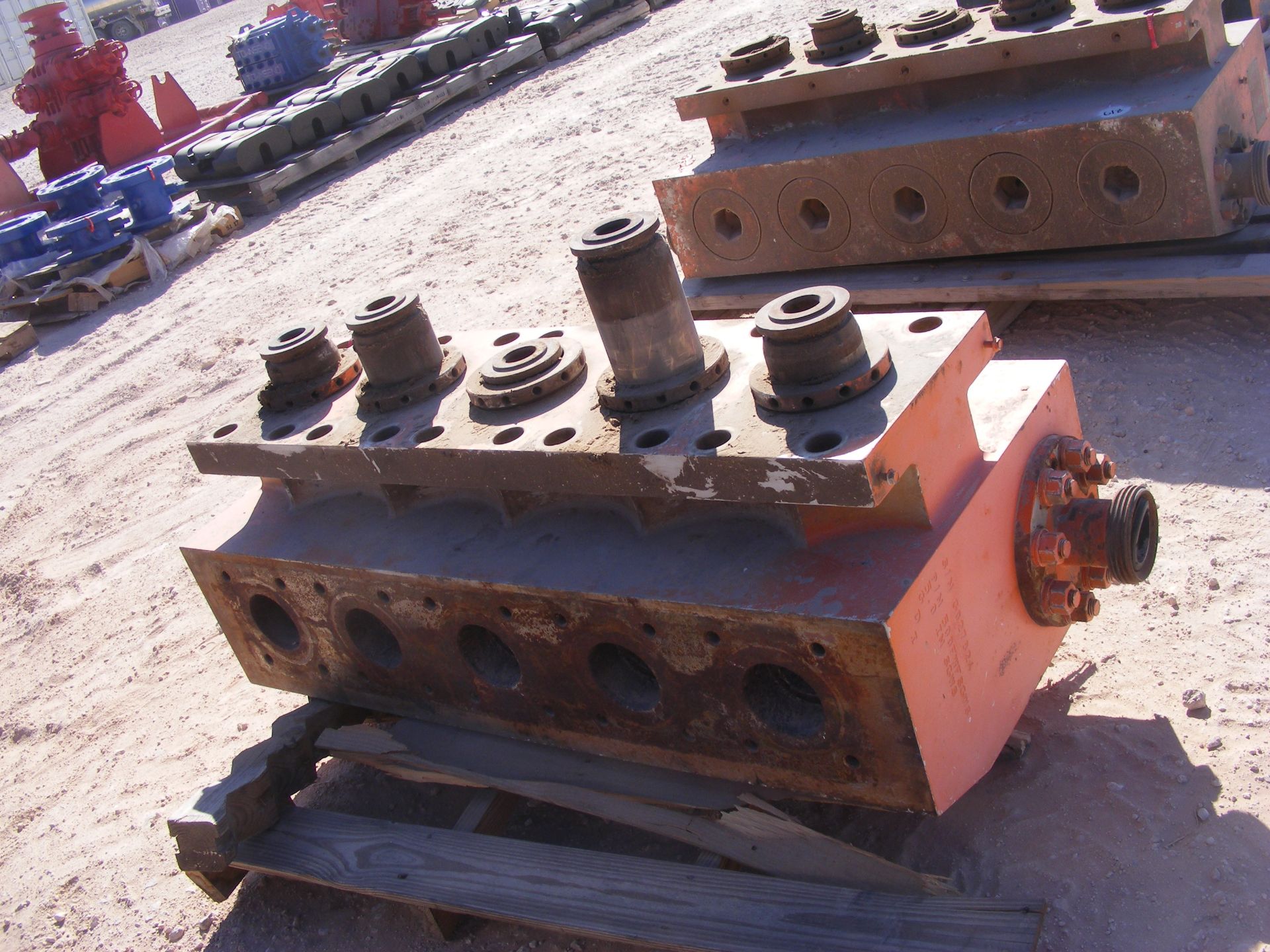 Located in YARD 1 Midland, TX (2780) GARDNER DENVER 5" QUNTUPLEX FLUID END, SN- G027824 - Bild 2 aus 2