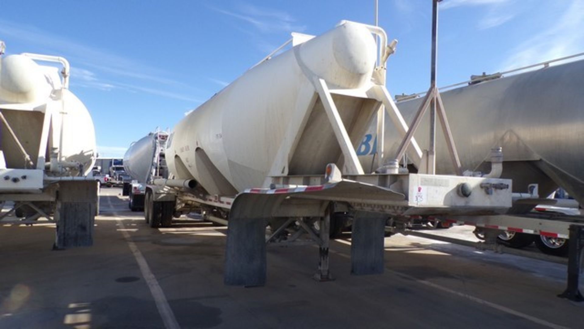 Located in YARD 2 - Odessa, TX (FTF154) 2015 EXA INDUSTRIES T/A 3 COMPARTMENT 1000CF PNEMATIC BULK