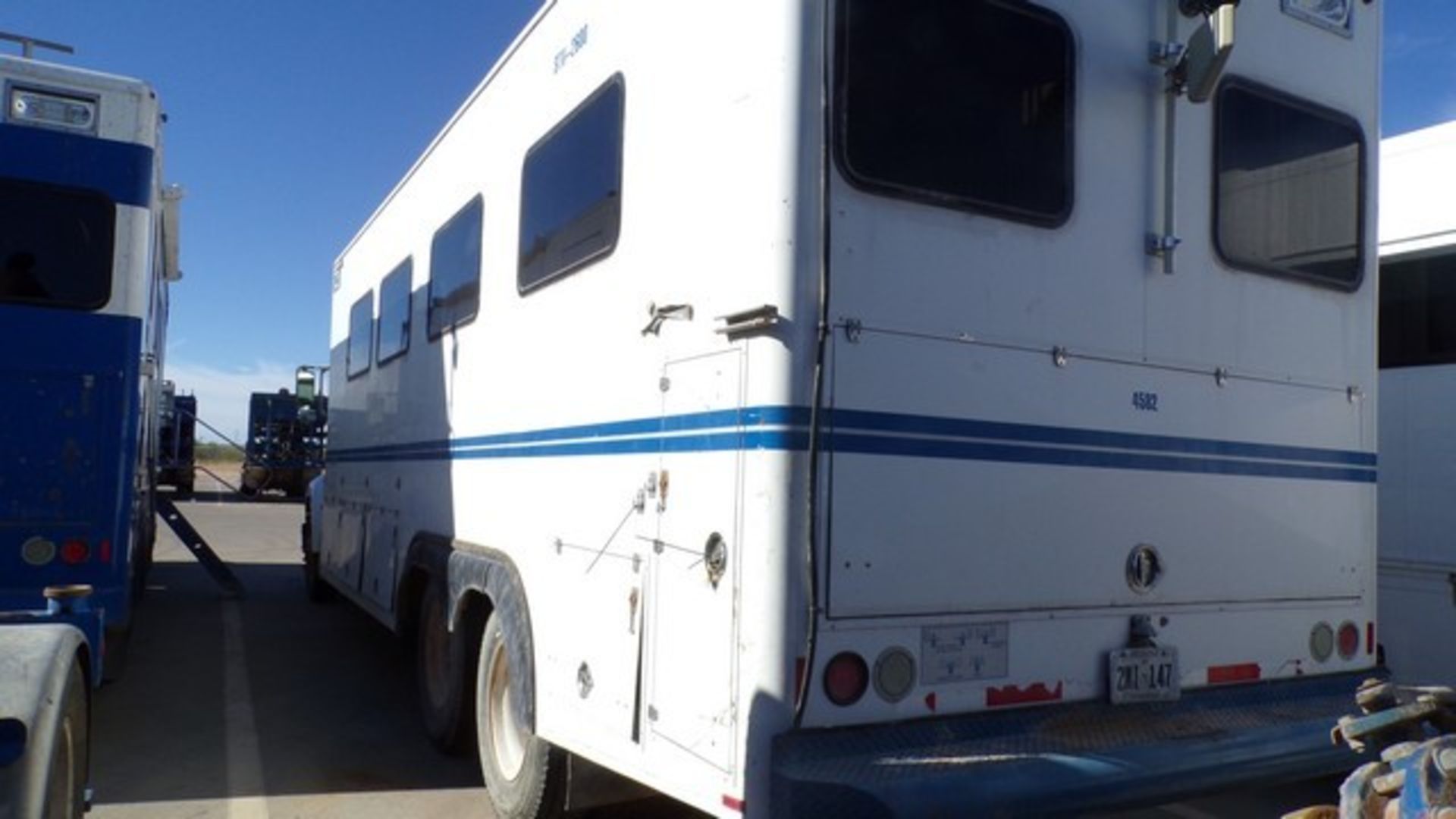 Located in YARD 2 - Odessa, TX (FDB089) (X) 2009 PETERBILT 340 T/A FRAC DATA VAN, VIN- - Image 3 of 12