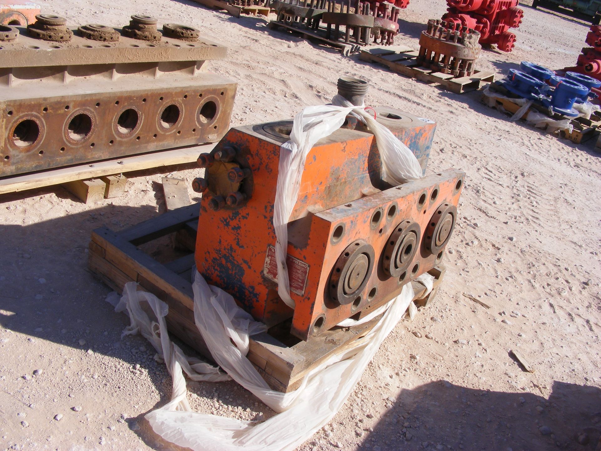 Located in YARD 1 Midland, TX (2776) GARDNER DENVER 5.5" TRIPLEX FLUID END, SN- 445001 - Bild 3 aus 4