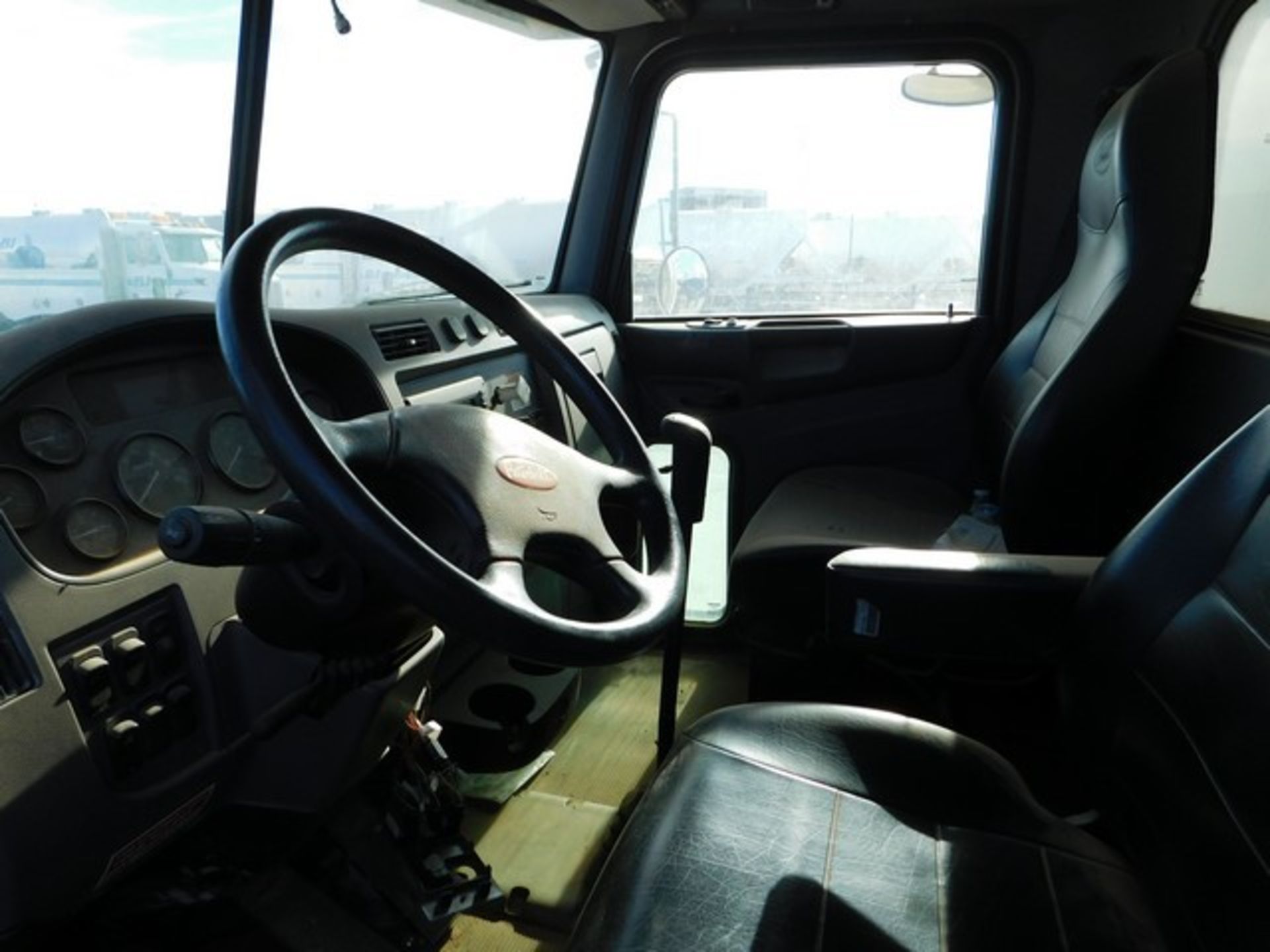 Located in YARD 2 - Odessa, TX (FDB054) (X) 2012 PETERBILT 348 T/A FRAC DATA VAN TRUCK, VIN- - Image 4 of 11