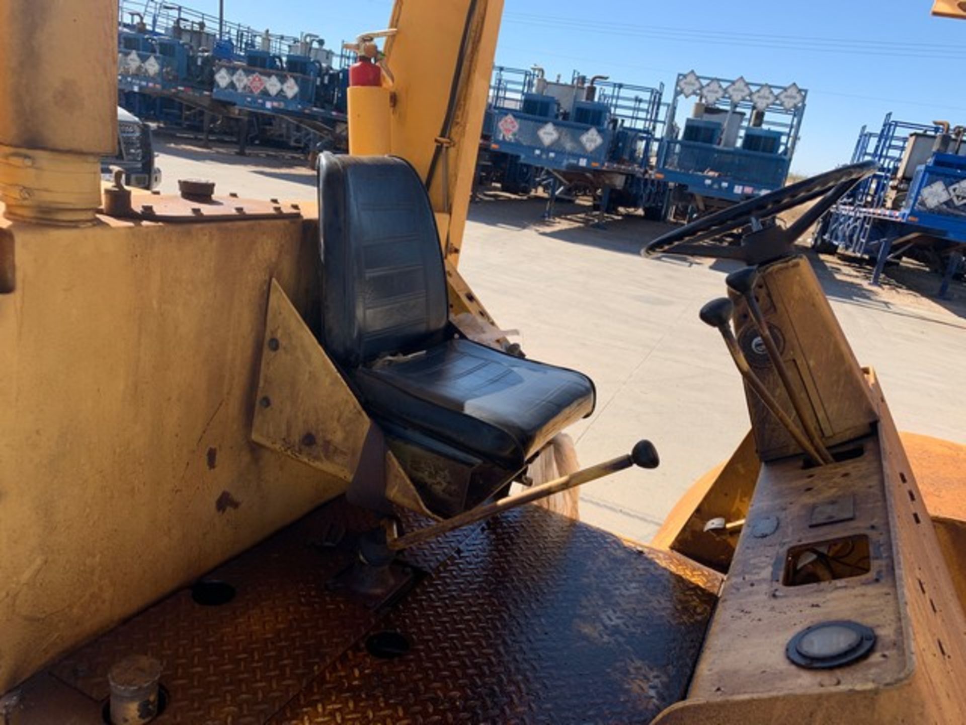 Located in YARD 2 - Odessa, TX (SUB069) HYSTER 25000LB STRAIGHT MAST FORK LIFT, P/B DIESEL ENGINE, - Image 5 of 8