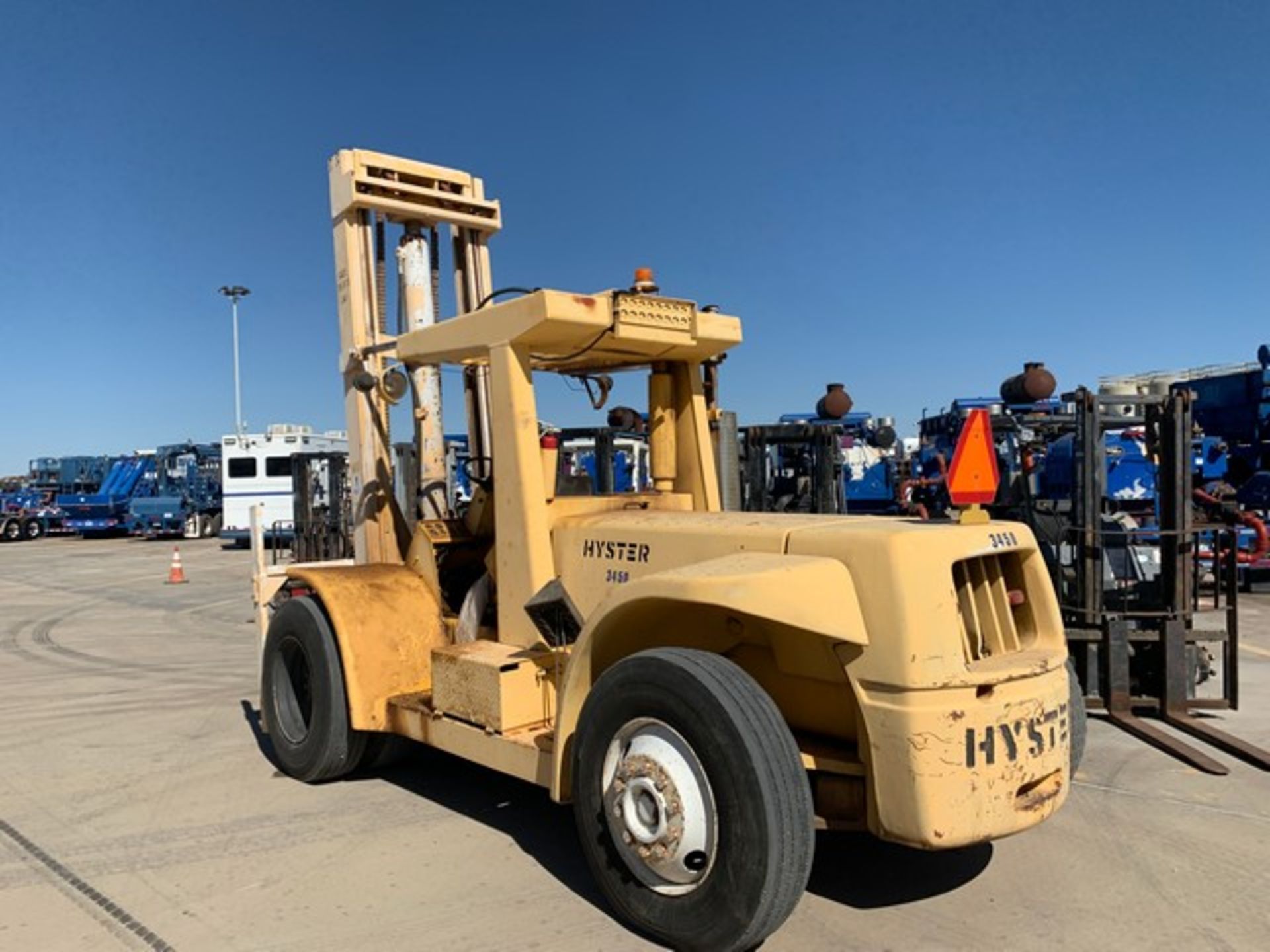 Located in YARD 2 - Odessa, TX (SUB069) HYSTER 25000LB STRAIGHT MAST FORK LIFT, P/B DIESEL ENGINE, - Image 7 of 8