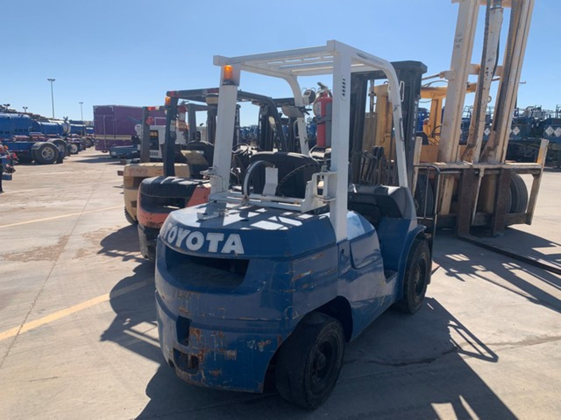 Located in YARD 2 - Odessa, TX (SUB072) TOYOTA MODEL- 7FGU30 5600# STRAIGHT MAST FORKLIFT, P/B - Image 4 of 6