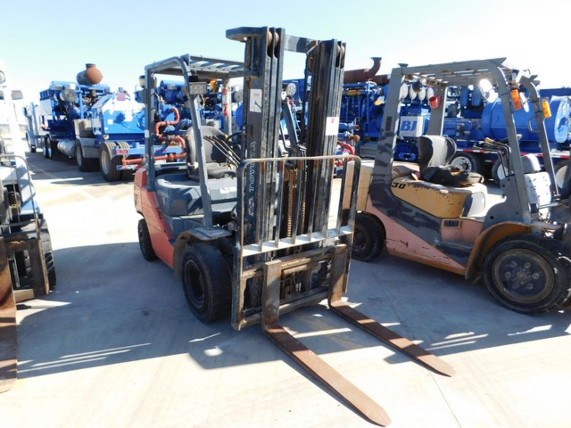 Located in YARD 2 - Odessa, TX (SUB023) TOYOTA MODEL- 7FGU30 5600# STRAIGHT MAST FORKLIFT, P/B