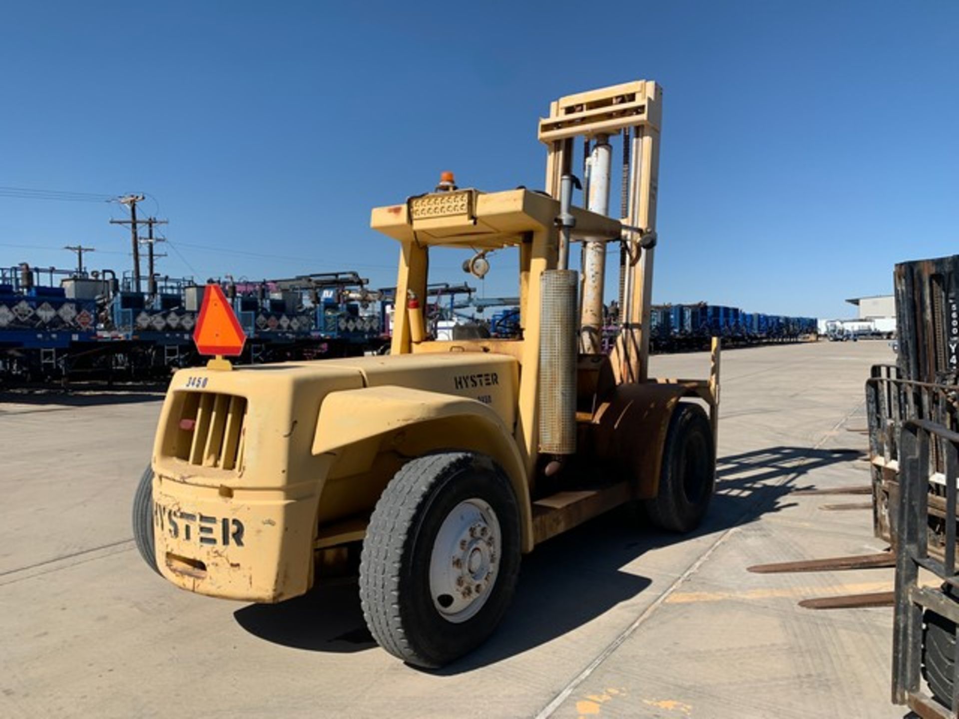 Located in YARD 2 - Odessa, TX (SUB069) HYSTER 25000LB STRAIGHT MAST FORK LIFT, P/B DIESEL ENGINE, - Image 6 of 8