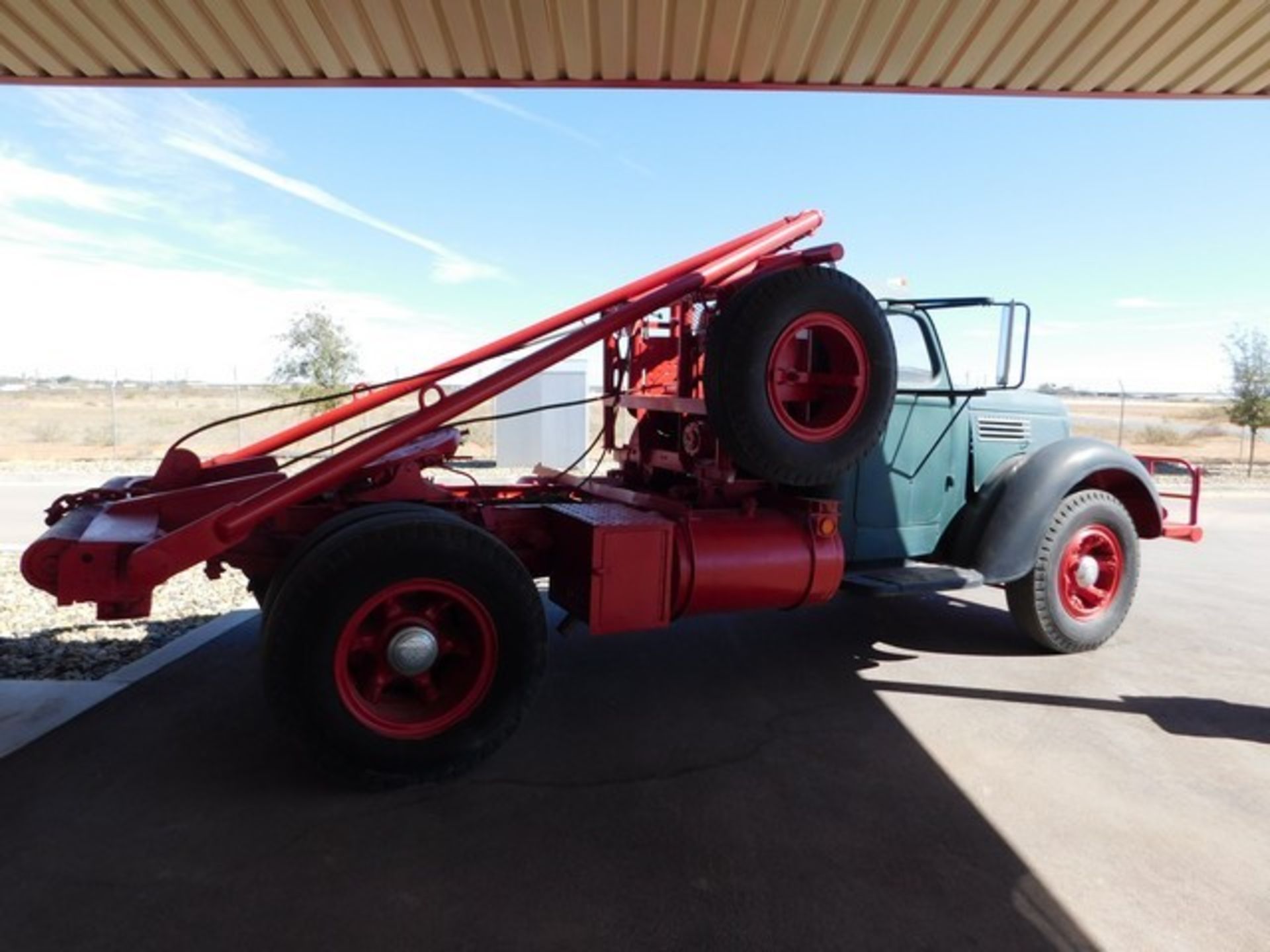 Located in YARD 1 - Midland, TX (X) 1938 INTERNATIONAL KB8 S/A DUAL WHEEL WINCH TRUCK, P/B 6 CYL GAS - Image 7 of 9