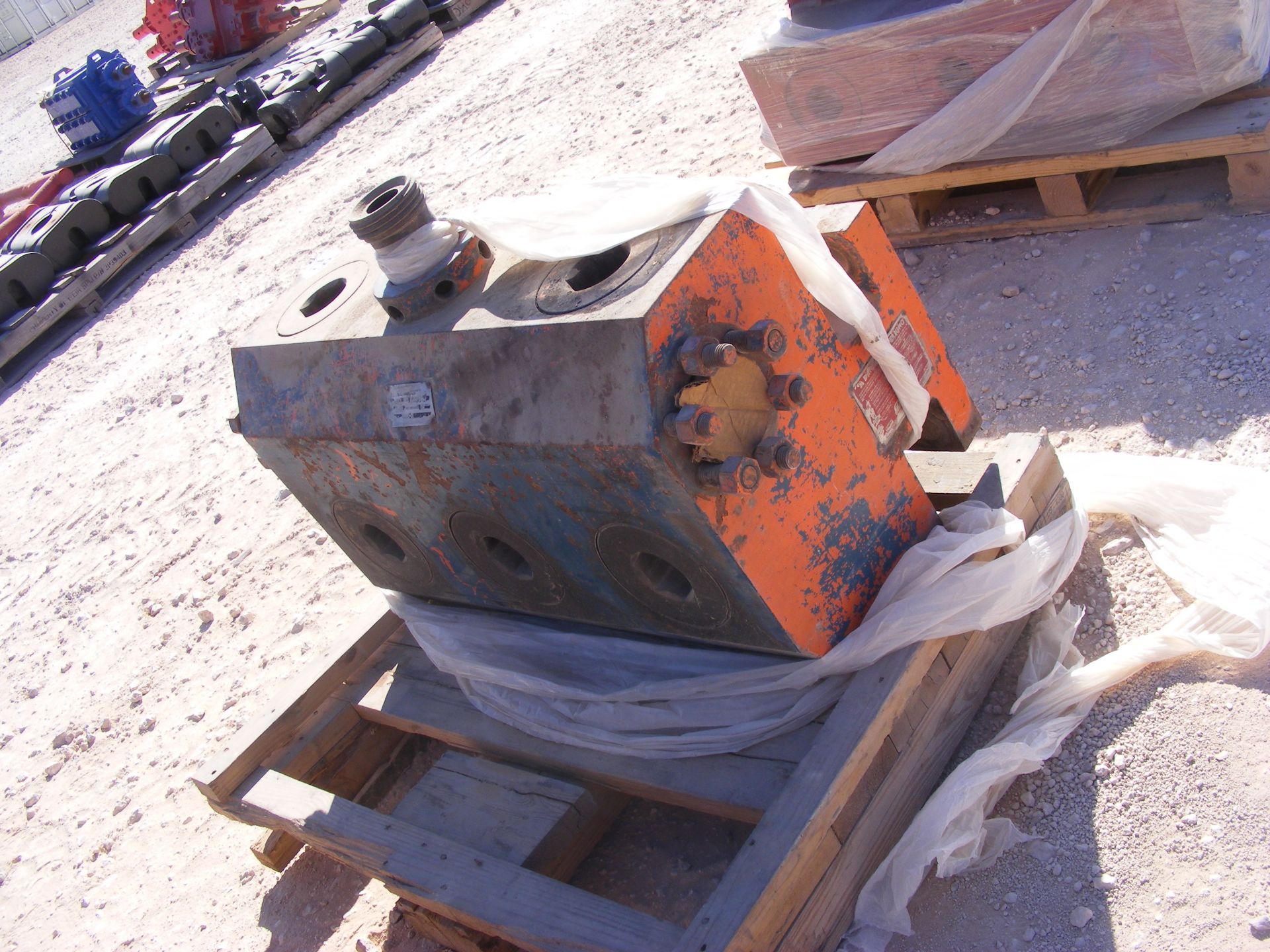 Located in YARD 1 Midland, TX (2776) GARDNER DENVER 5.5" TRIPLEX FLUID END, SN- 445001 - Image 4 of 4