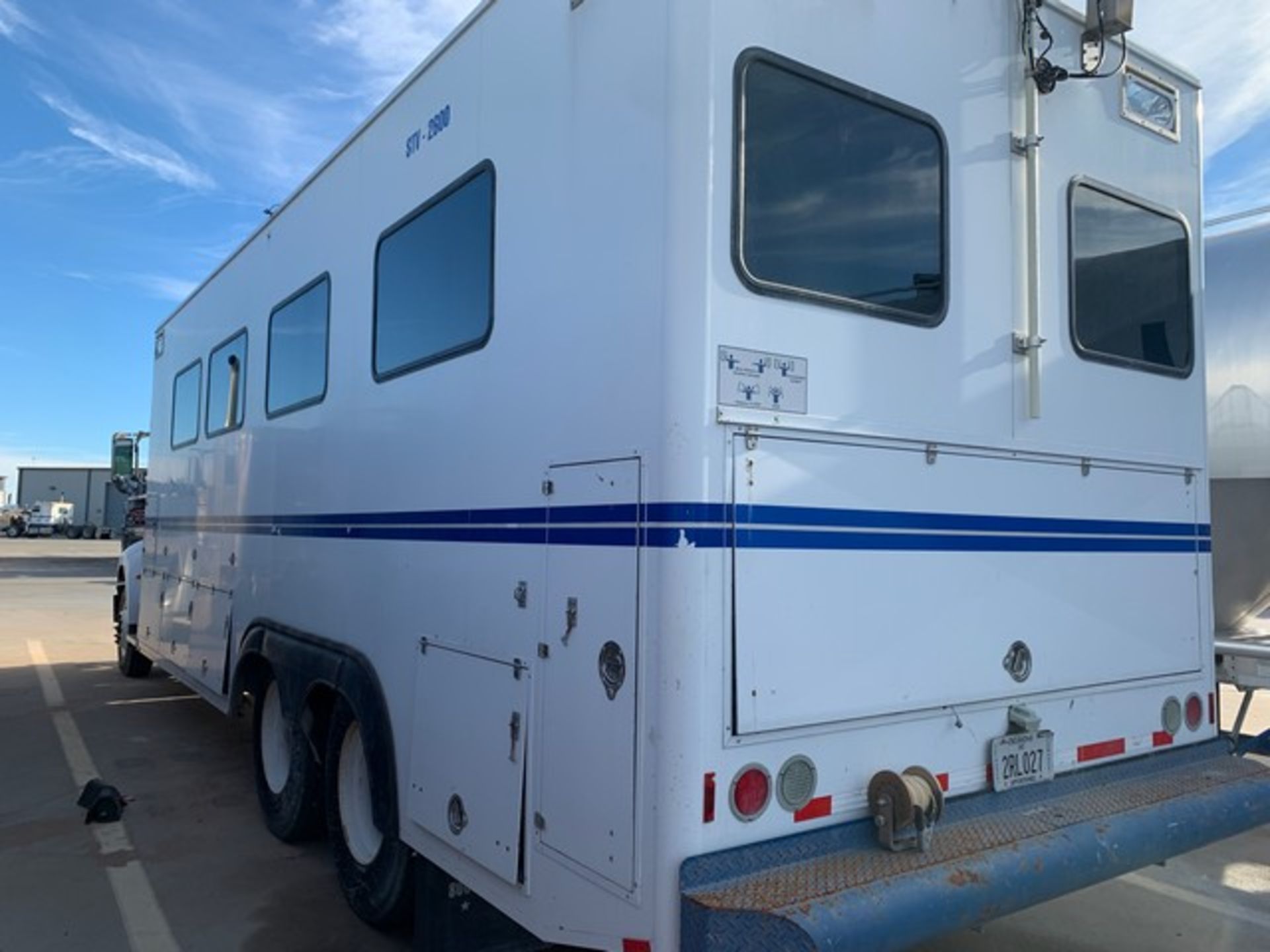 Located in YARD 2 - Odessa, TX (FDB056) 2012 PETERBILT 348 T/A FRAC DATA VAN, VIN- - Image 5 of 7