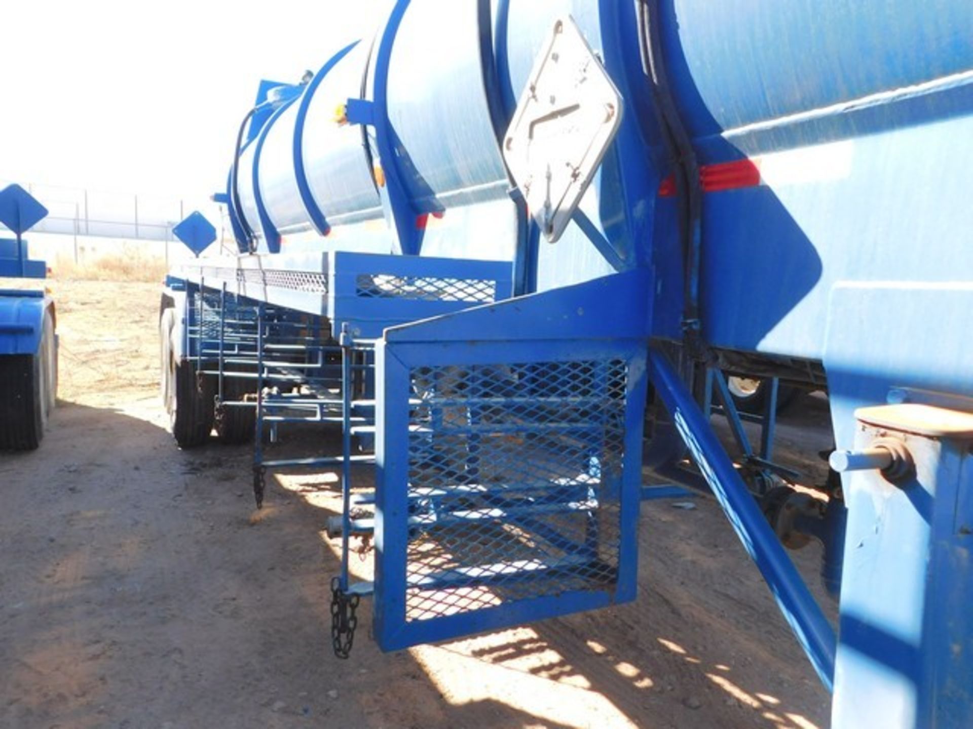 Located in YARD 2 - Odessa, TX (FTF057) (X) 2006 WORLEY MACHINE & FAB 5000 GAL (3) COMPARTMENT - Bild 2 aus 8