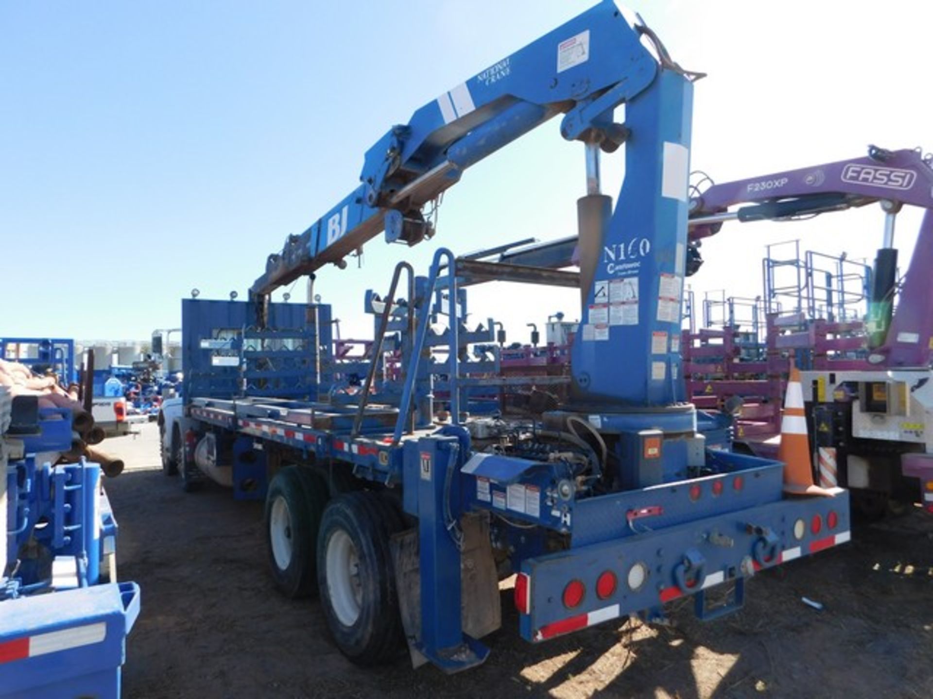 Located in YARD 2 - Odessa, TX (FIB026) (X) 2005 PETERBILT 357 T/A CRANE TRUCK, VIN- - Image 6 of 8