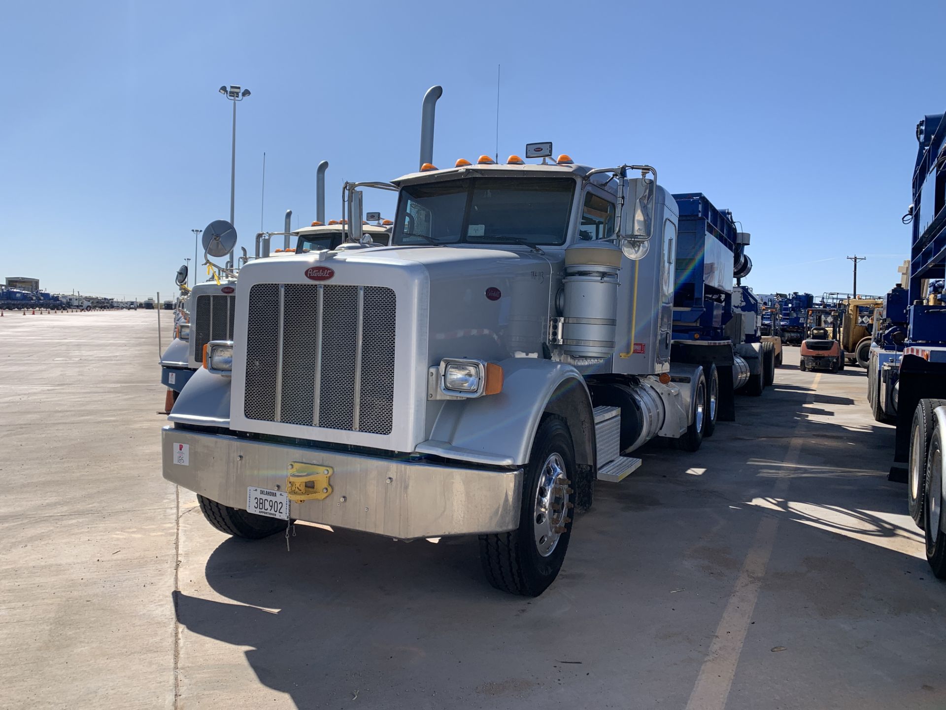 Located in YARD 2 - Odessa, TX (TRH113) (X) 2013 PETERBILT 367 T/A SLEEPER HAUL TRUCK, VIN- - Image 2 of 12