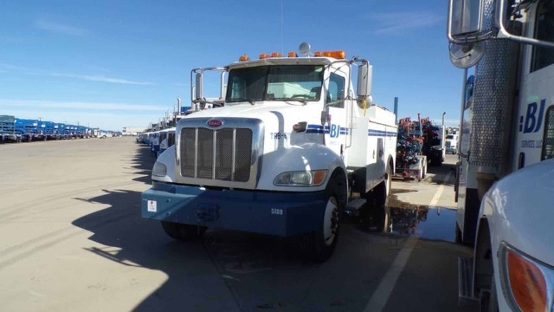 Located in YARD 2 - Odessa, TX (TRB611) (X) 2011 PETERBILT 337 S/A MECHANICS TRUCK, VIN- - Image 2 of 7