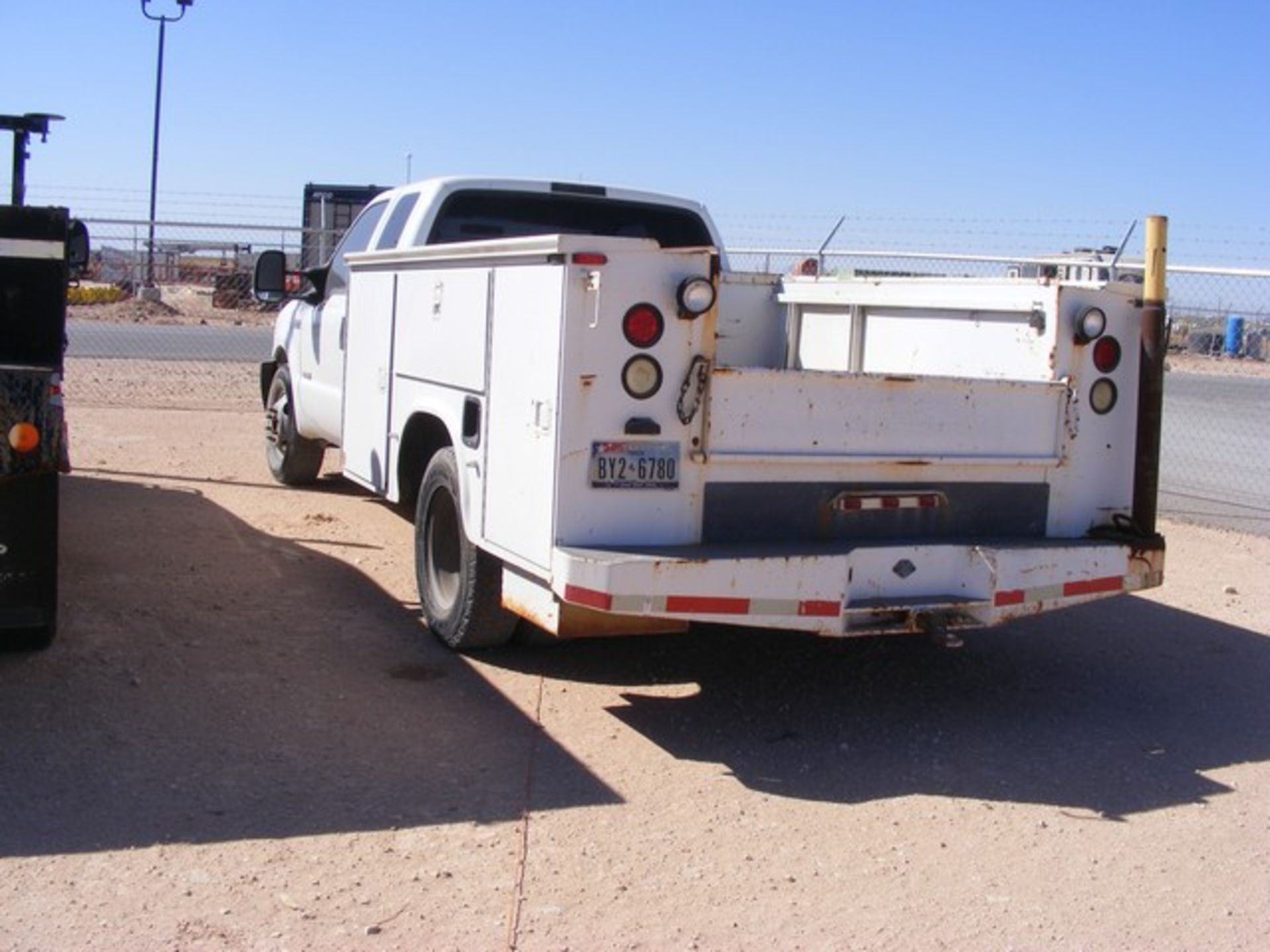 Located in YARD 1 - Midland, TX (2686) (X) 2006 FORD F350 XL SUPER DUTY EXT CAB DUAL WHEEL UTILITY - Bild 5 aus 7