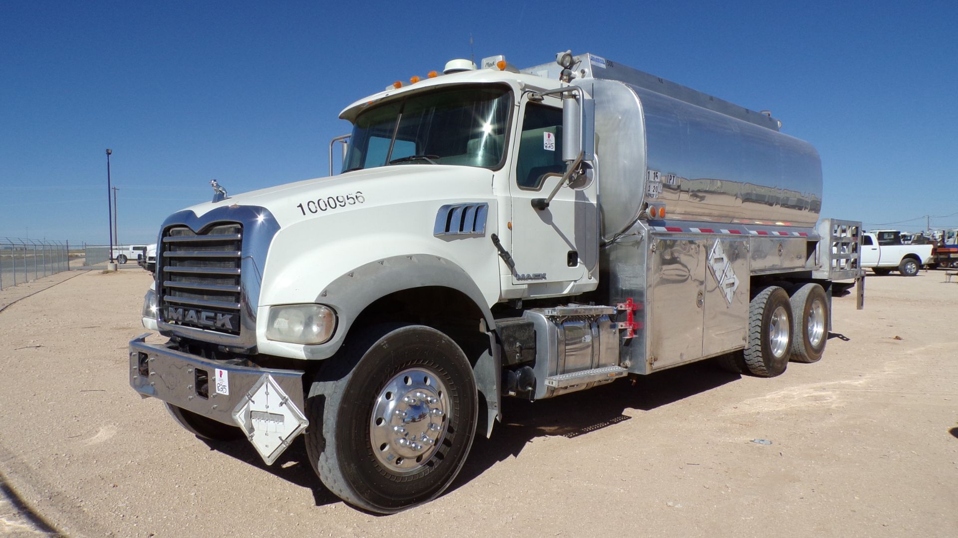Located in YARD 1 - Midland, TX (X) (0956) 2013 MACK GU713 T/A DAY CAB OIL DELIVERY TRUCK, VIN-