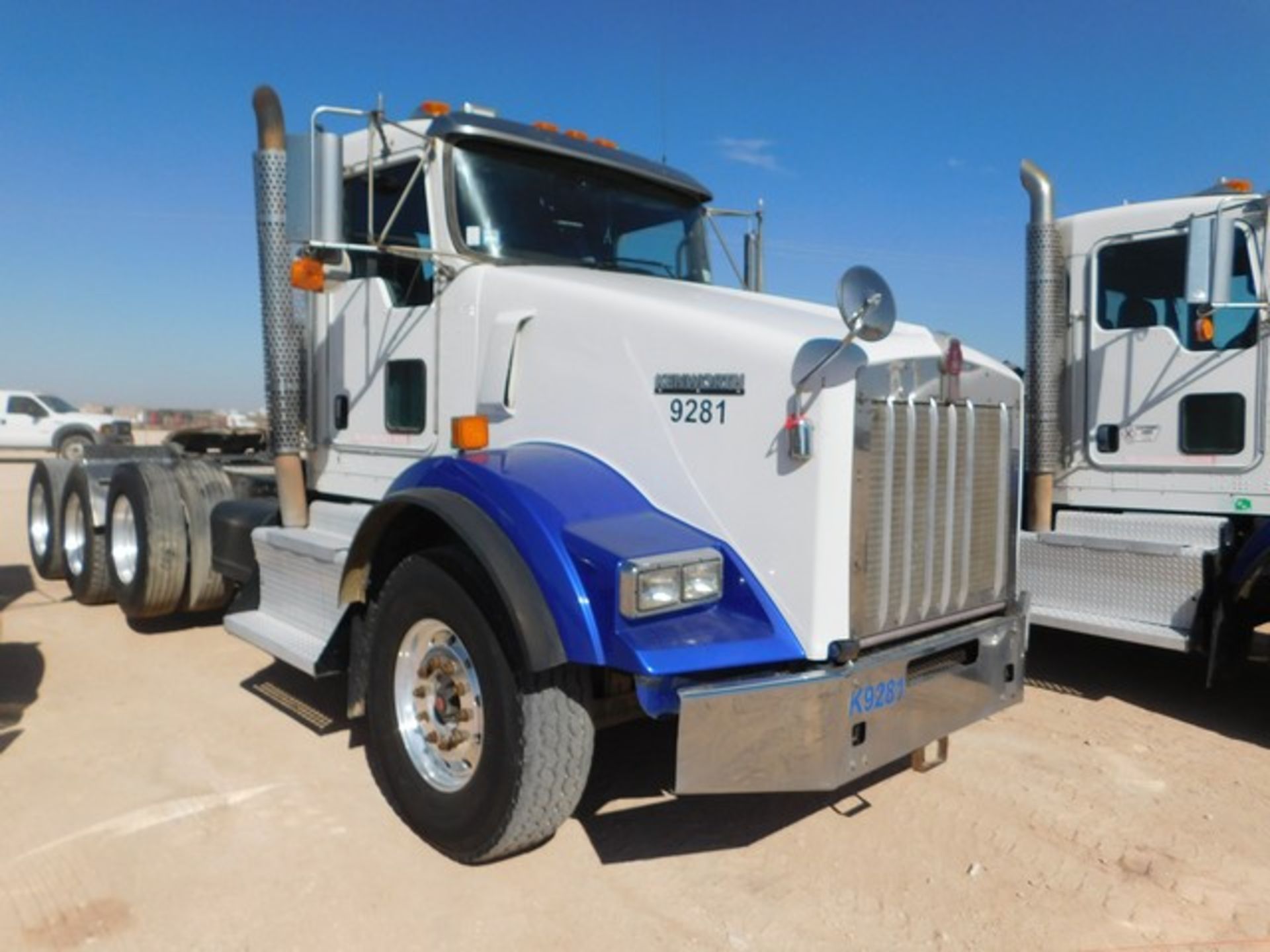 Located in YARD 1 - Midland, TX (2264) (X) 2013 KENWORTH T800 4 AXLE DAY CAB HAUL TRUCK, VIN- - Image 2 of 8
