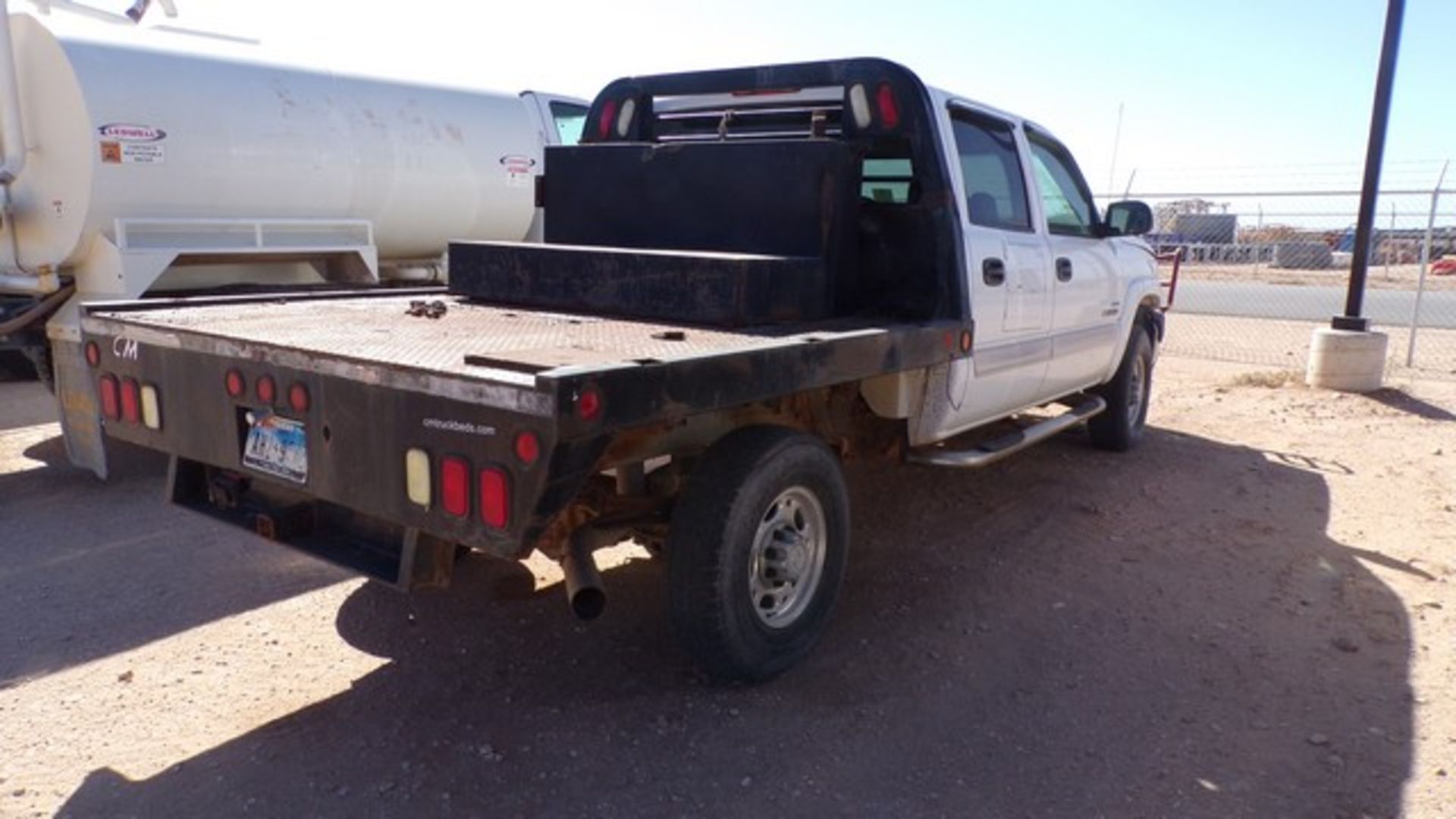 Located in YARD 1 - Midland, TX (2438) (X) 2006 CHEVROLET 2500HD LT CREW CAB FLATBED TRUCK, VIN- - Bild 3 aus 8