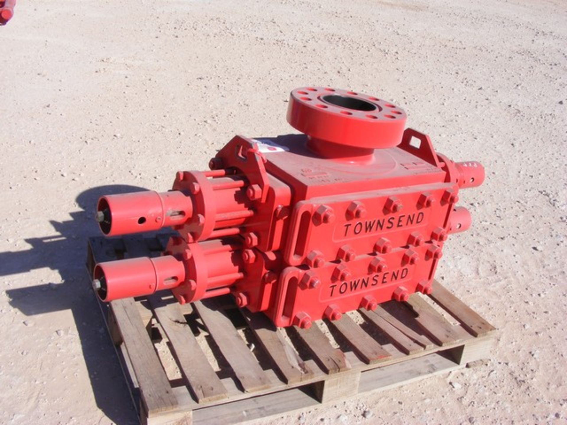 Located in YARD 1 - Midland, TX TOWNSEND 7-1/16", 5K DBL HYD BOP W/ (2) OUTLETS, FLANGED TOP, - Image 2 of 3