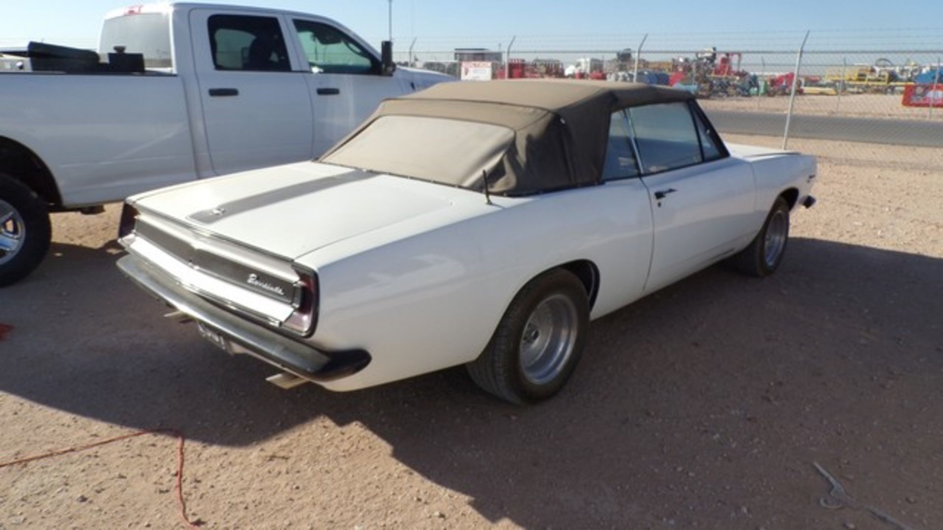 Located in YARD 1 - Midland, TX (X) 1967 PLYMOUTH BARRACUDA CONVERTIBLE, VIN- BH27E72289574, P/B 360 - Bild 4 aus 8