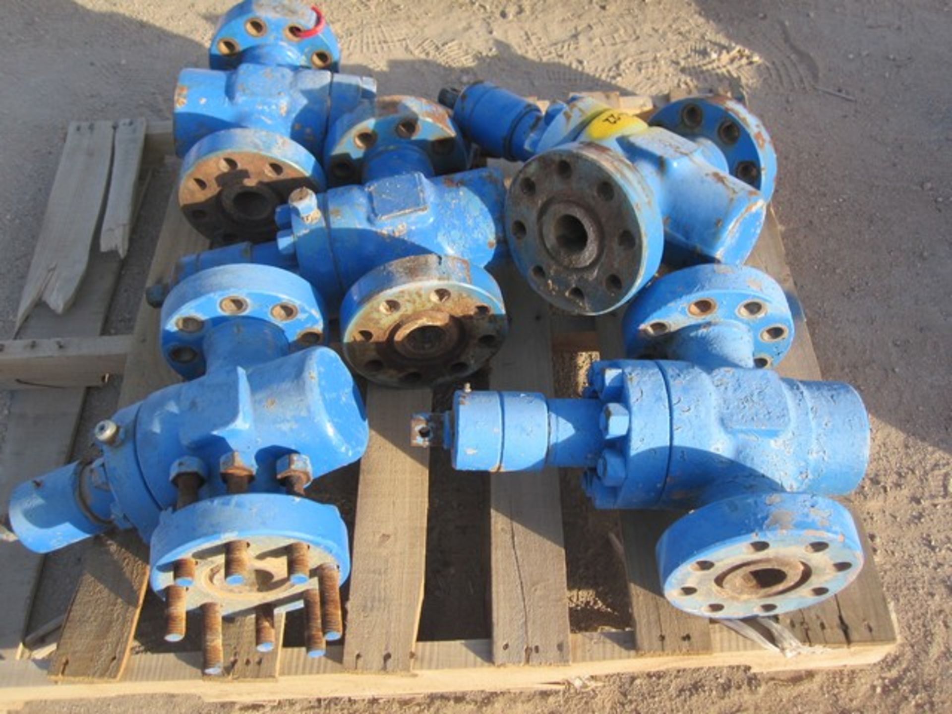 Located in YARD 9 - Odessa, TX (9-22) (5) 2-1/16" 5000# FLANGED GATE VAVLES (2461)