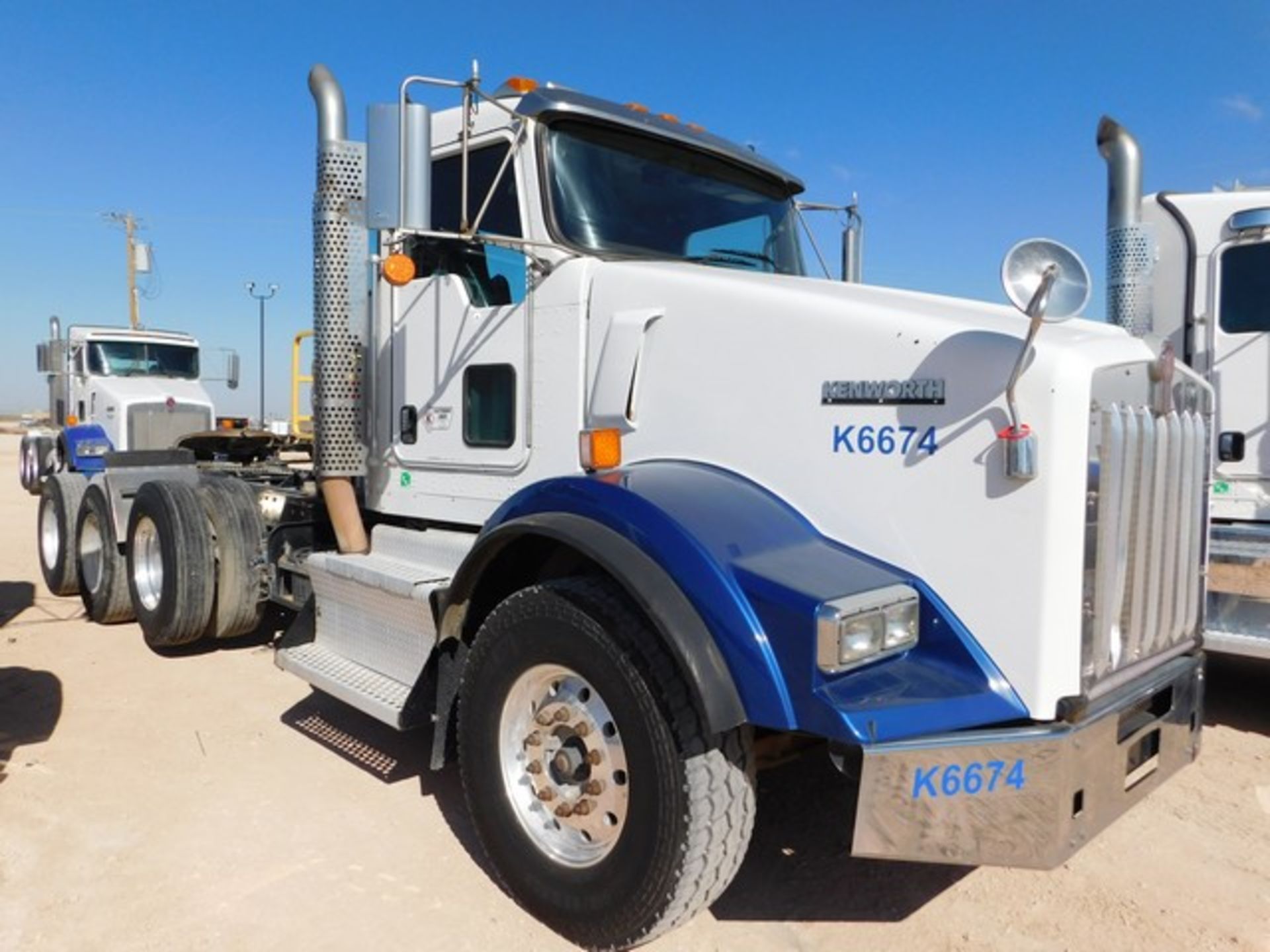 Located in YARD 1 - Midland, TX (2261) (X) 2013 KENWORTH T800 4 AXLE HAUL TRUCK, VIN- - Bild 2 aus 9