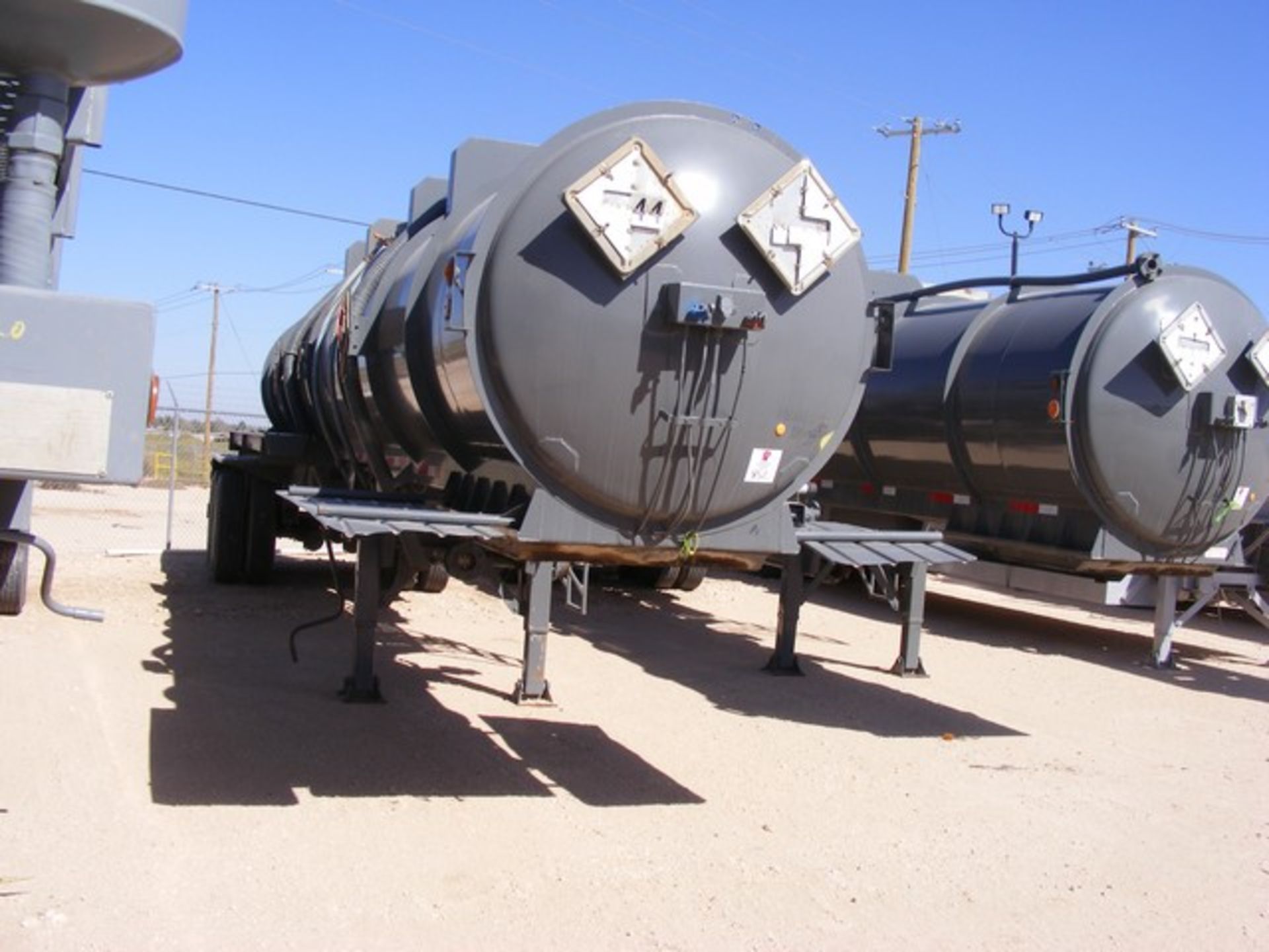 Located in YARD 1 - Midland, TX (X) 2006 OVERLAND TANK INC 120 BBL T/A ACID TRAILER, 2 COMPARTMENT - Image 2 of 5