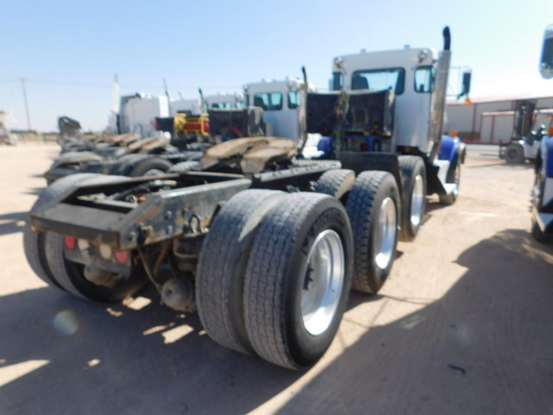 Located in YARD 1 - Midland, TX (2264) (X) 2013 KENWORTH T800 4 AXLE DAY CAB HAUL TRUCK, VIN- - Image 3 of 8